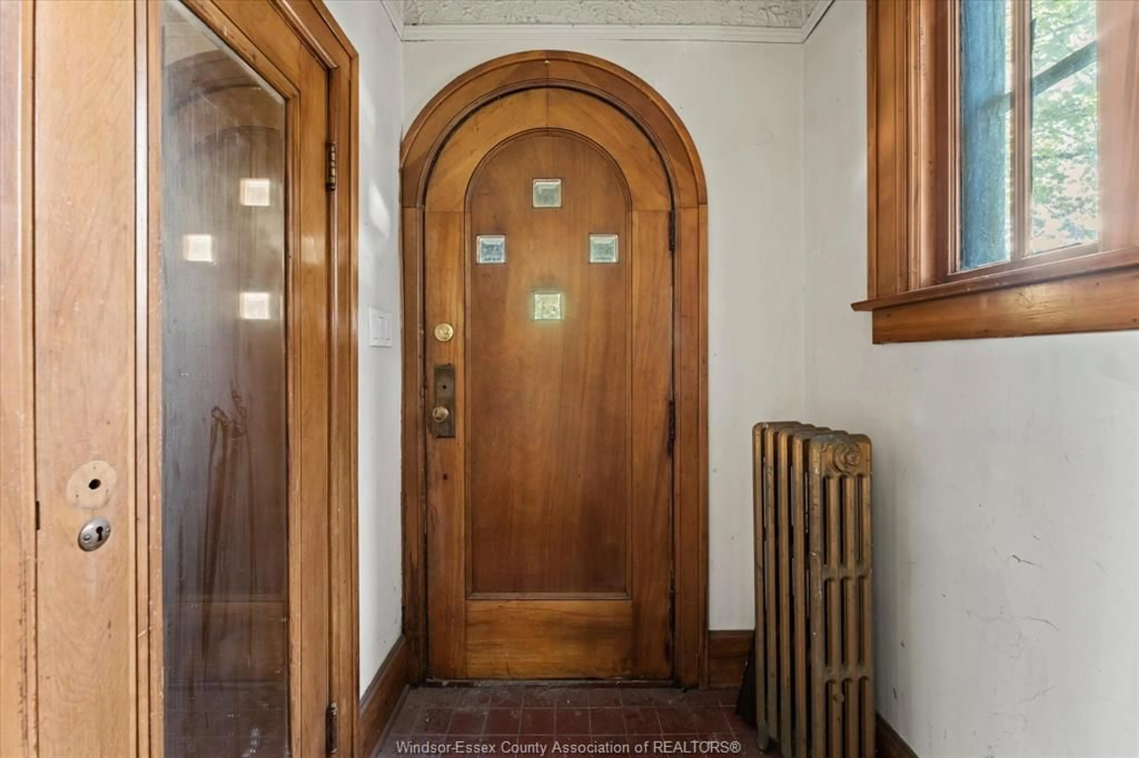 Indoor foyer for 3056 Alexander Ave, Windsor Ontario N9C 1G5