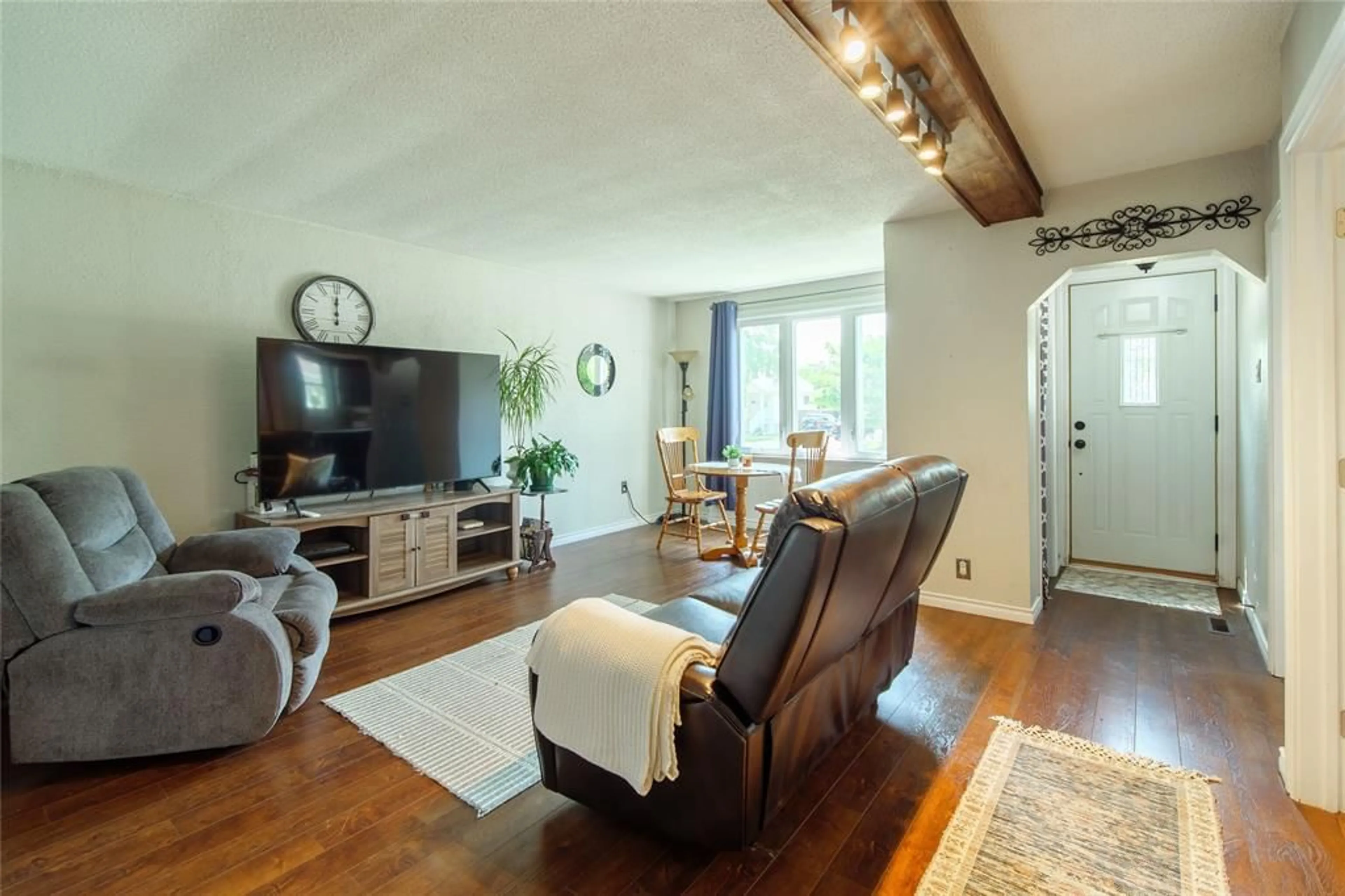 Living room with furniture, wood/laminate floor for 314 CAMERON St, Sarnia Ontario N7T 4B5