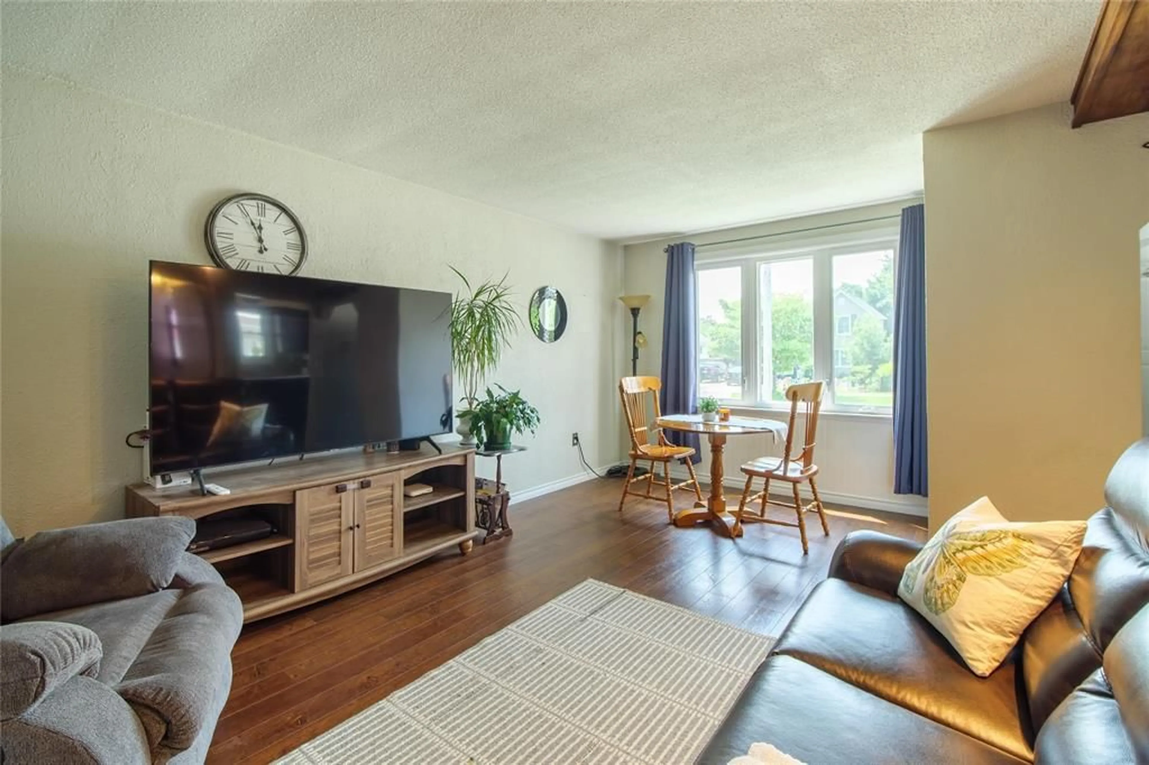 Living room with furniture, wood/laminate floor for 314 CAMERON St, Sarnia Ontario N7T 4B5