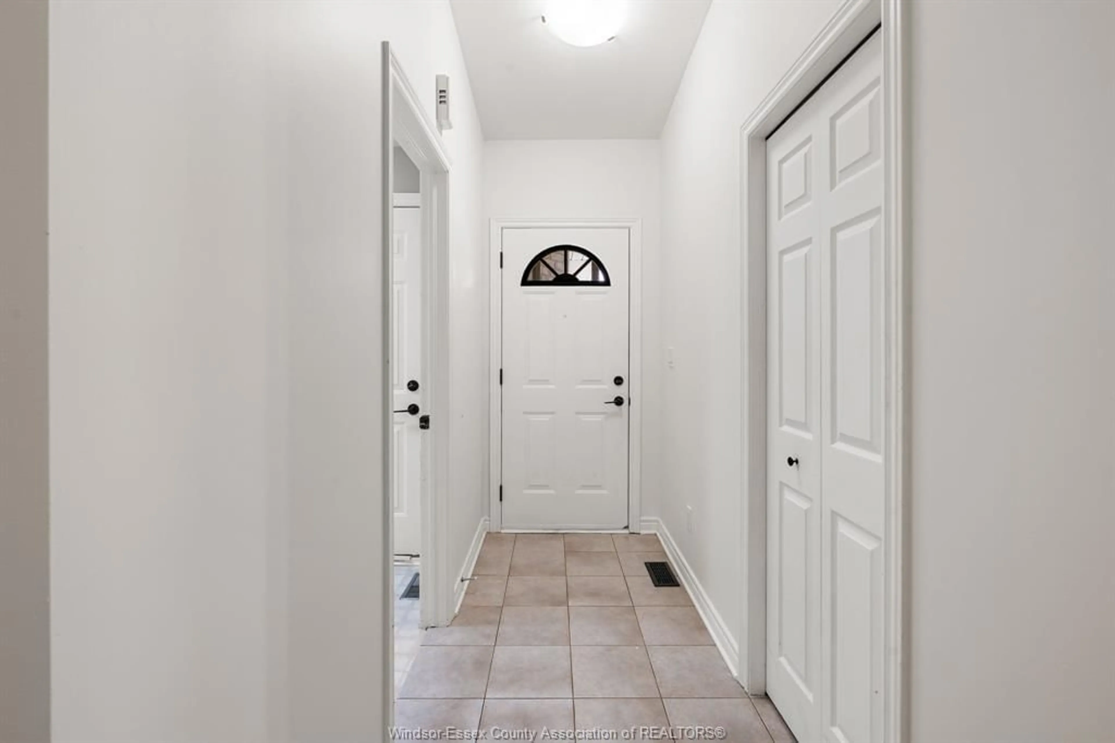 Indoor entryway for 341 Rockport Lane, Kingsville Ontario N9Y 4B3