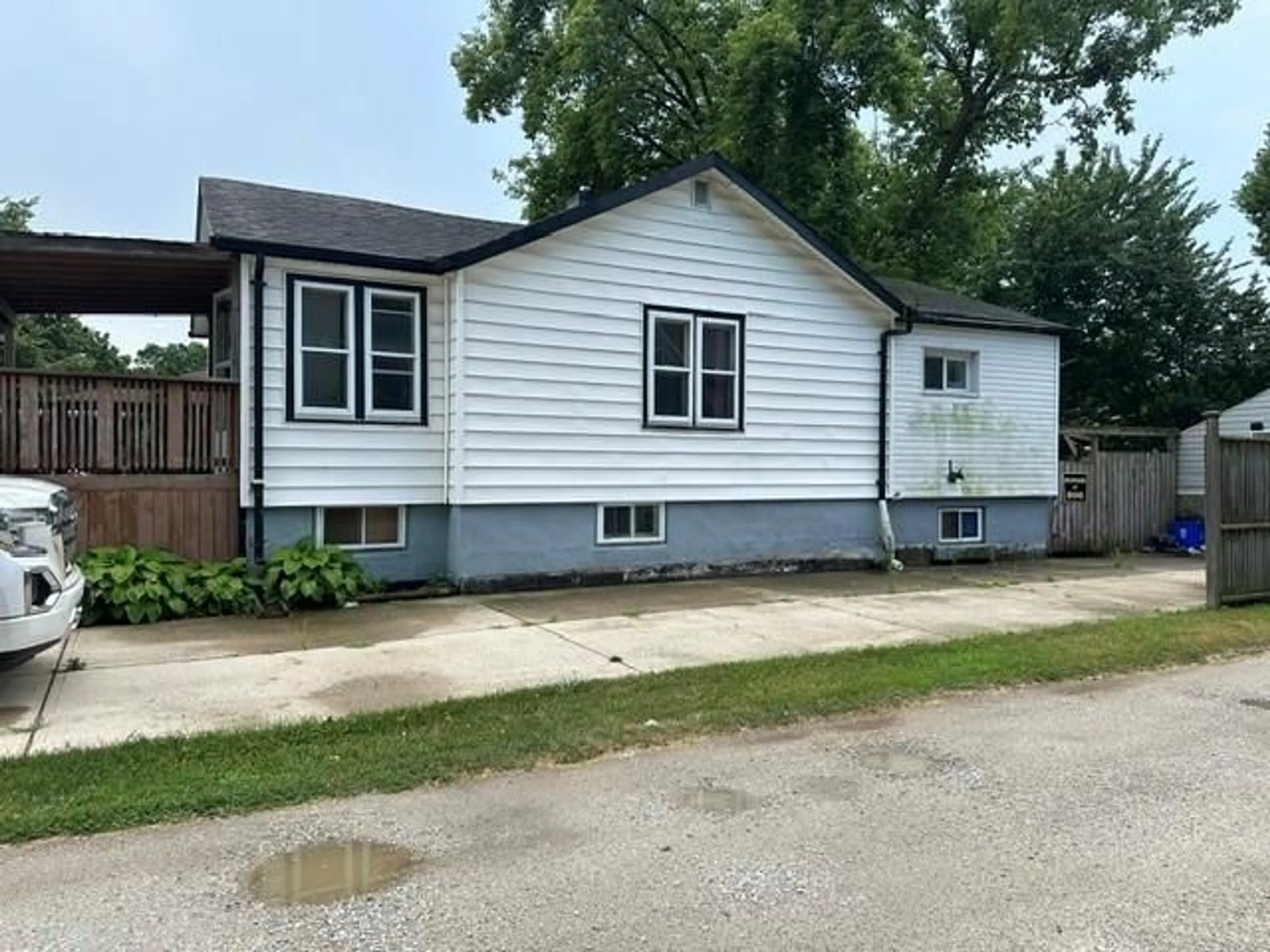 Unknown for 993 MURPHY Rd, Sarnia Ontario N7S 2V3