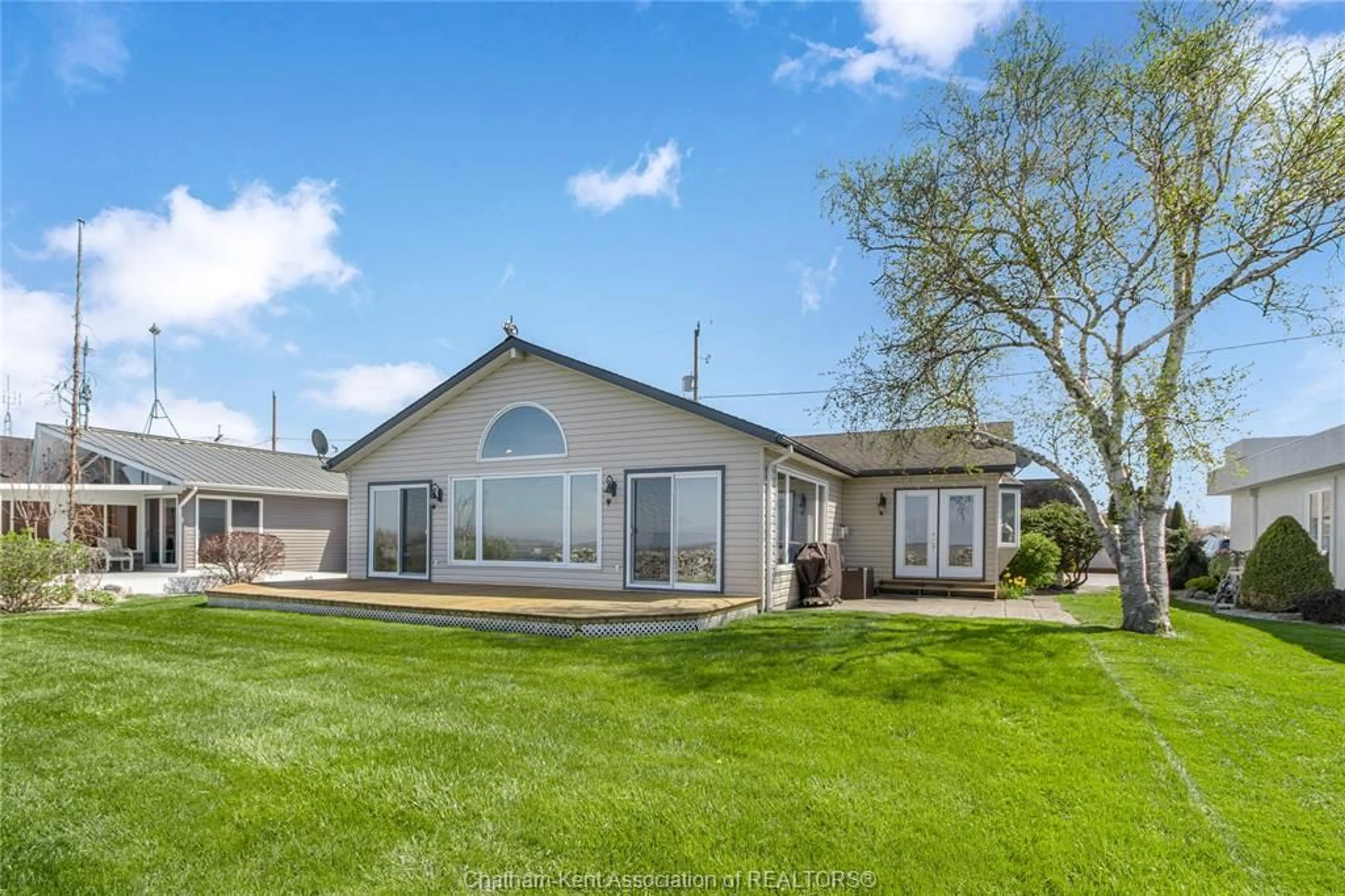 A pic from outside/outdoor area/front of a property/back of a property/a pic from drone, unknown for 19060 PENINSULA St, Lighthouse Cove Ontario N0P 2L0