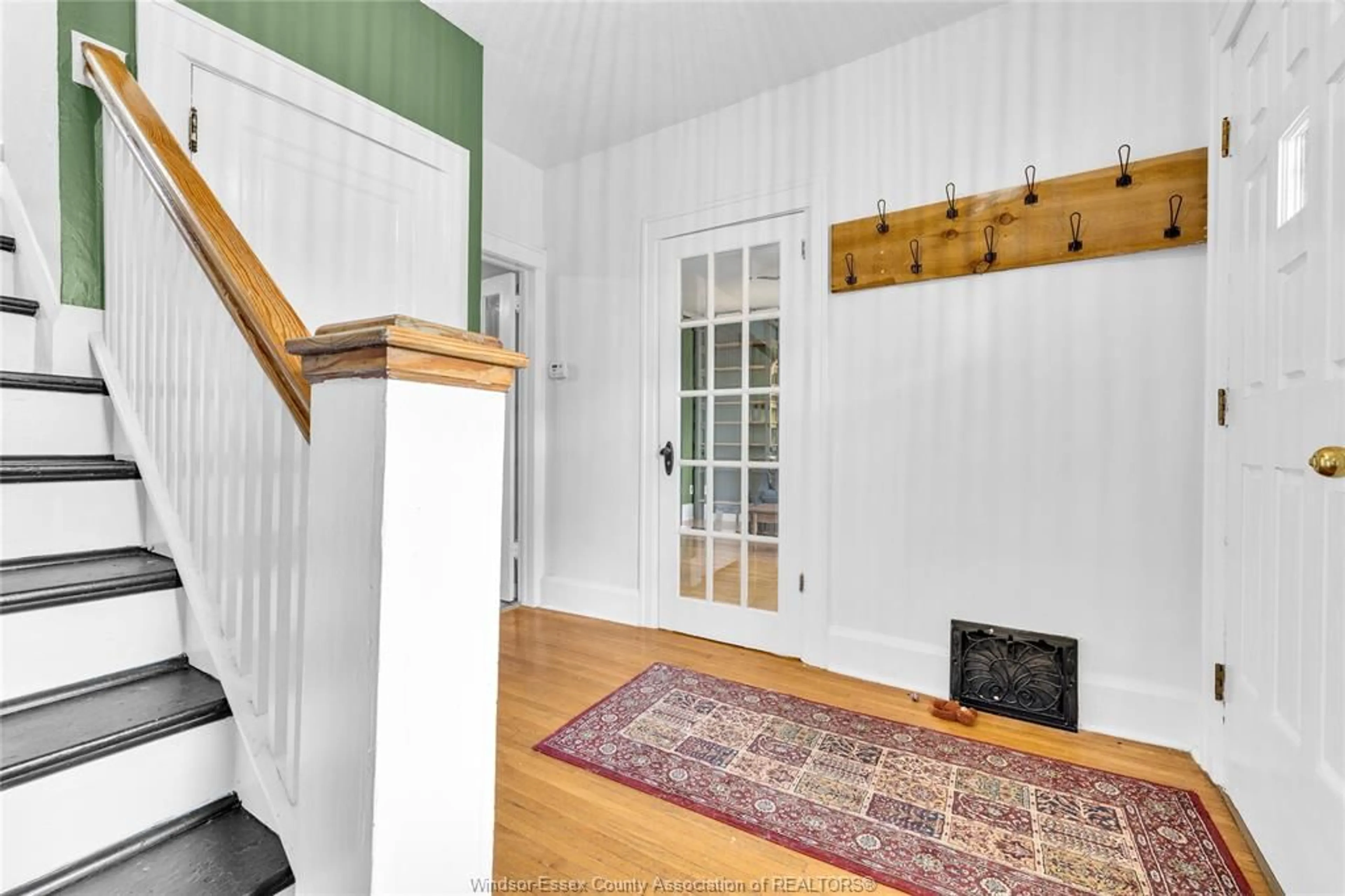 Indoor entryway for 946 MOY, Windsor Ontario N9A 2P1