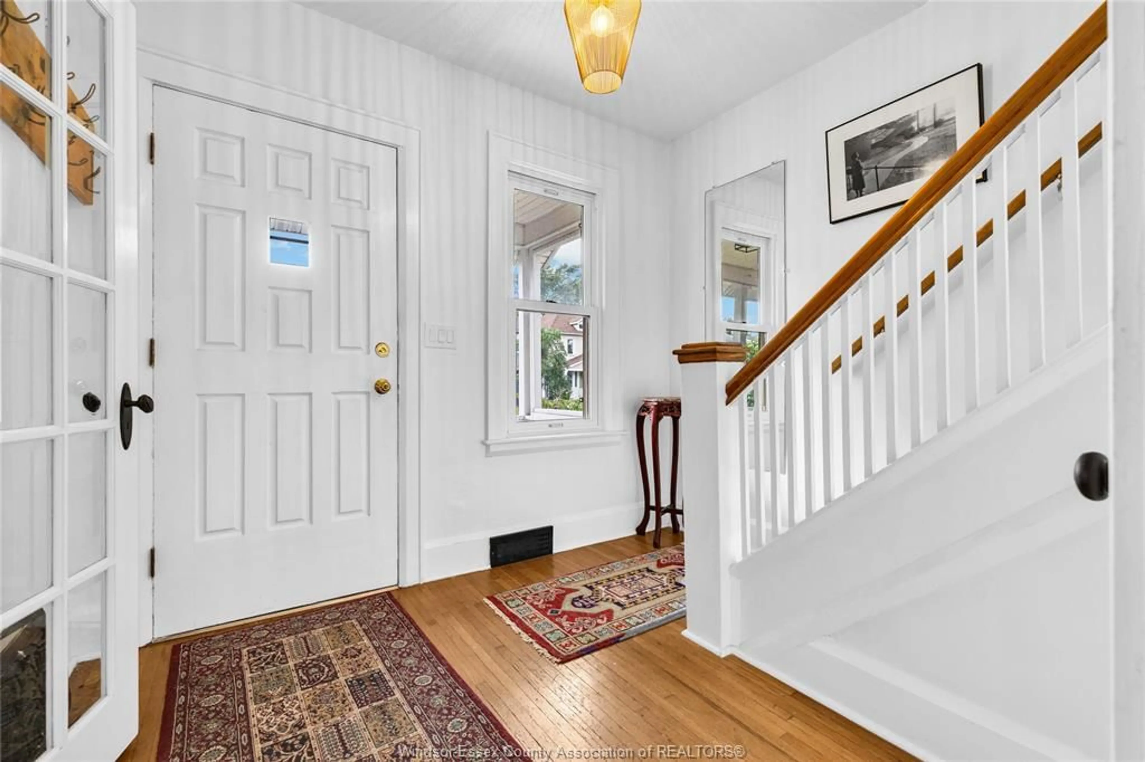 Indoor entryway for 946 MOY, Windsor Ontario N9A 2P1