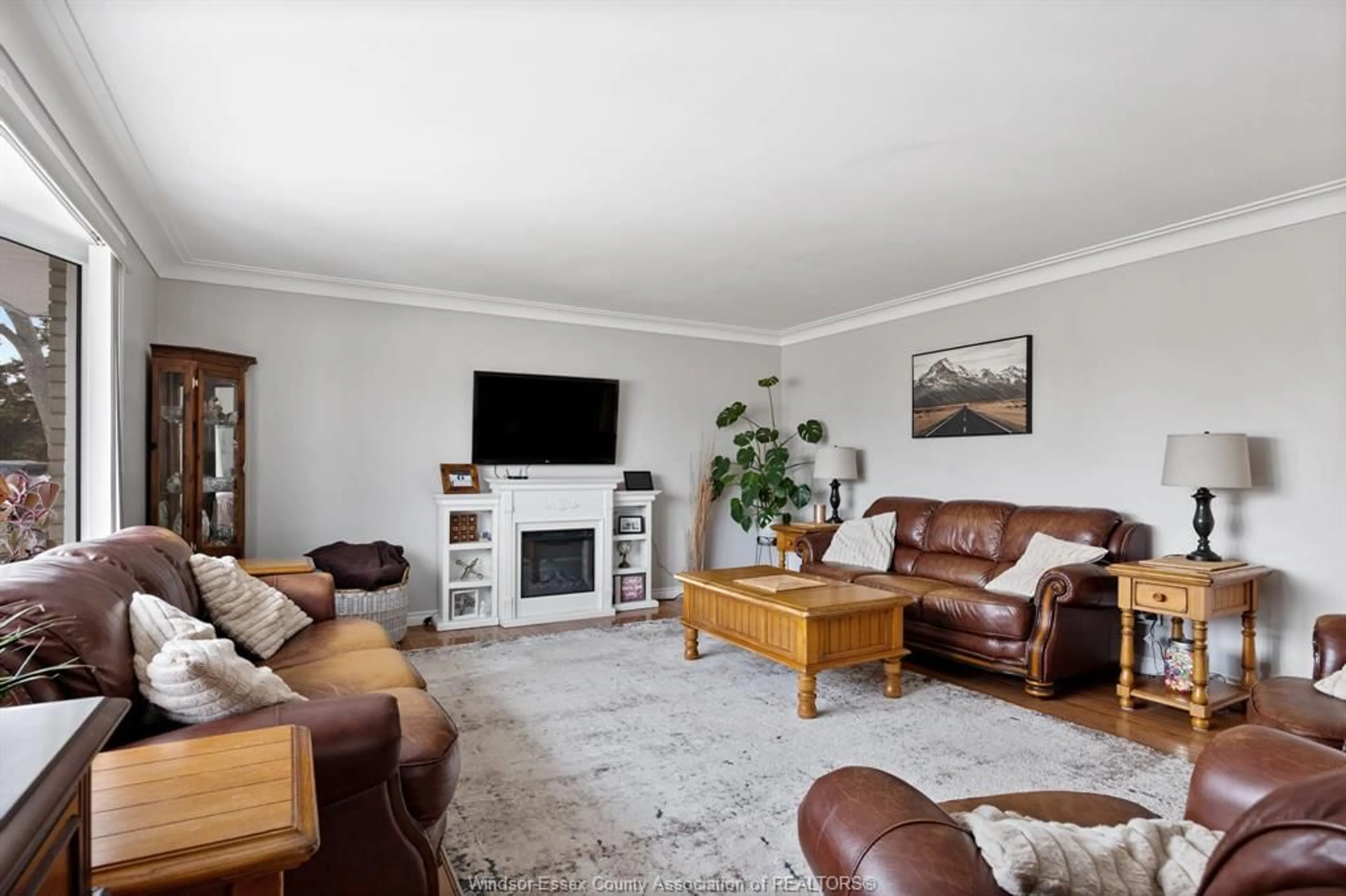 Living room with furniture, wood/laminate floor for 1226 AIMEE St, Lakeshore Ontario N0R 1S0