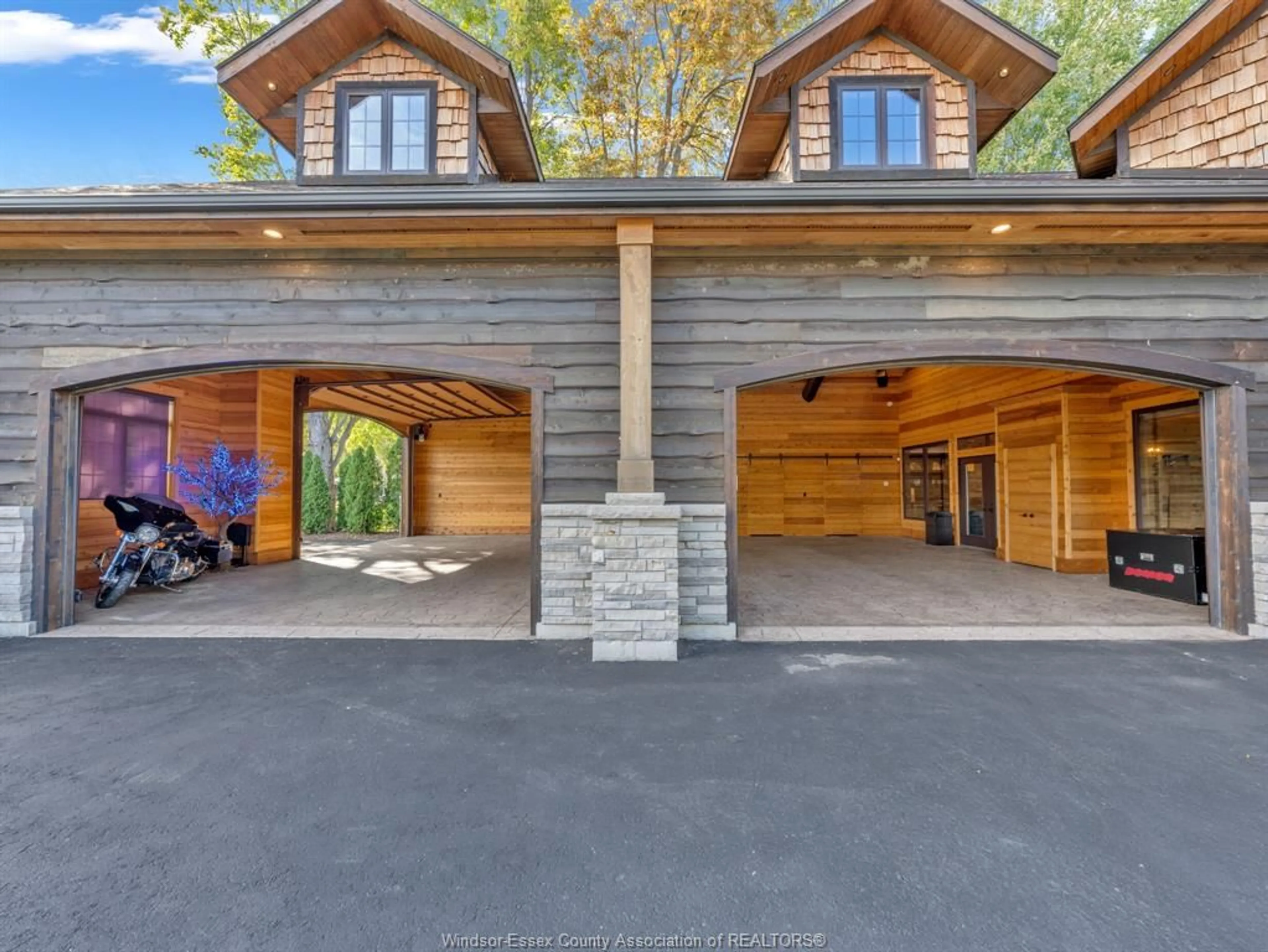 Indoor garage for 1506 HERITAGE Rd, Kingsville Ontario N9Y 3X2