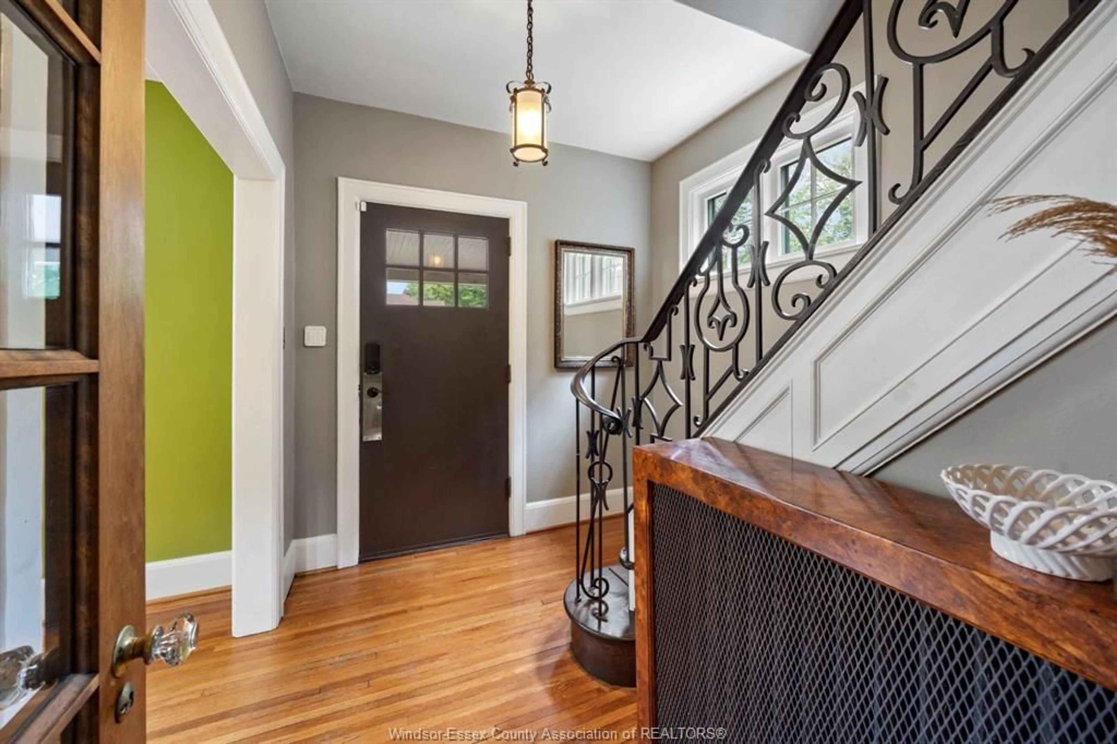 Indoor entryway for 1528 VICTORIA Ave, Windsor Ontario N8X 1P5