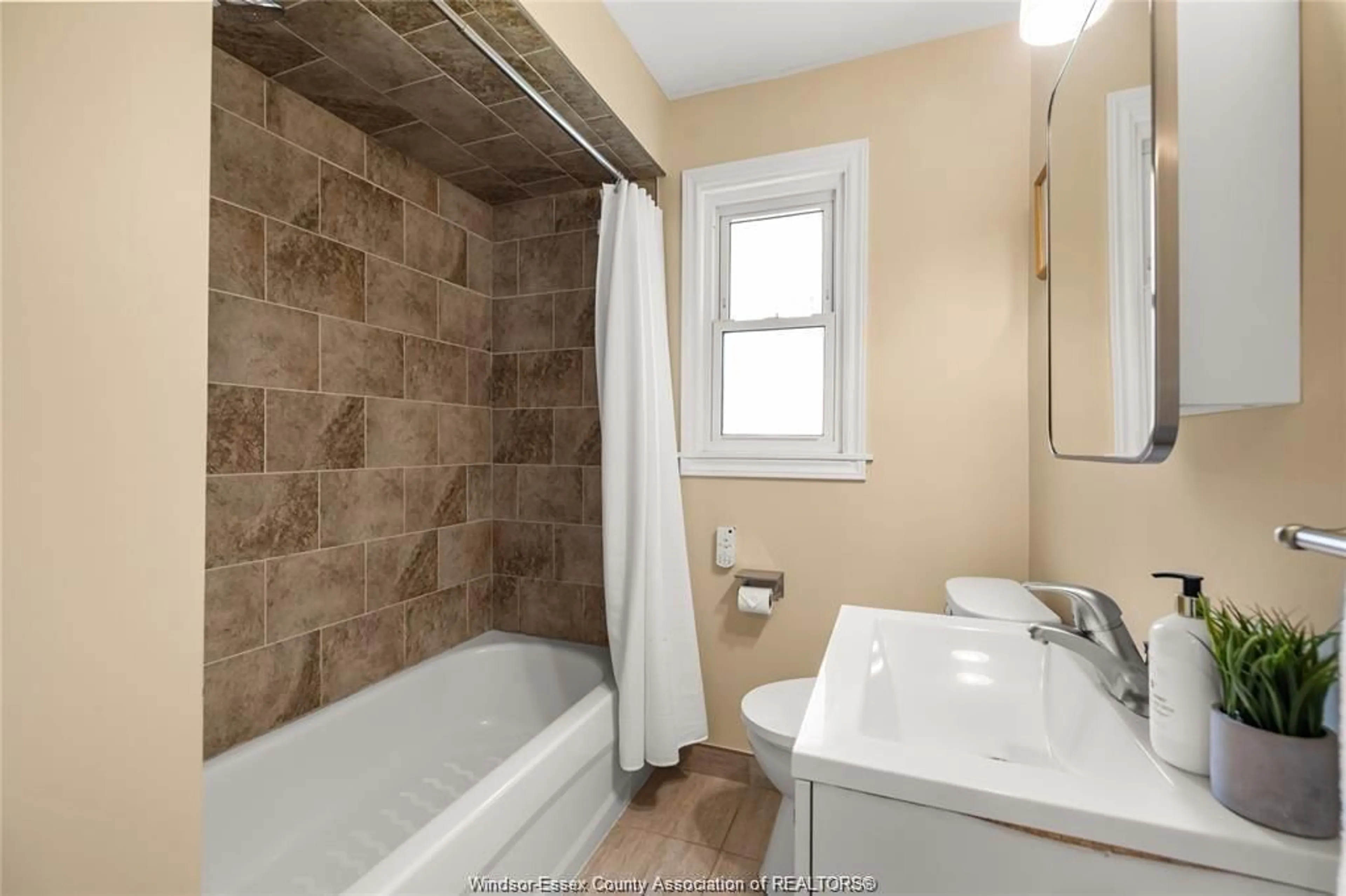 Standard bathroom, ceramic/tile floor for 2780 DOMINION Blvd, Windsor Ontario N9E 2M6