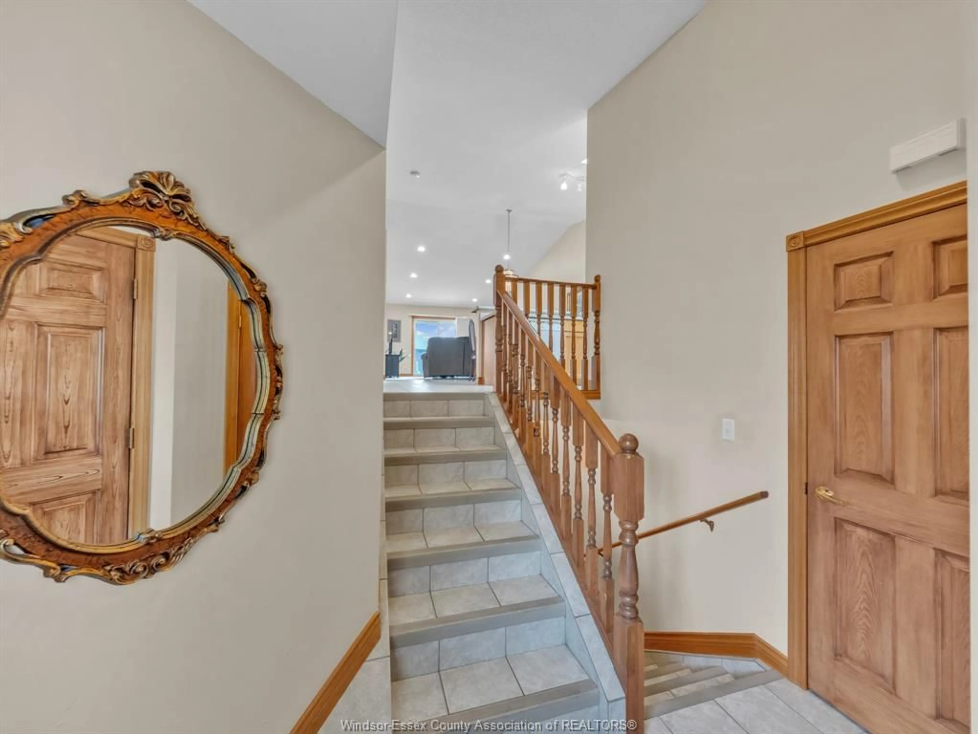 Indoor foyer for 89 Peter Ave, Leamington Ontario N8H 5N9