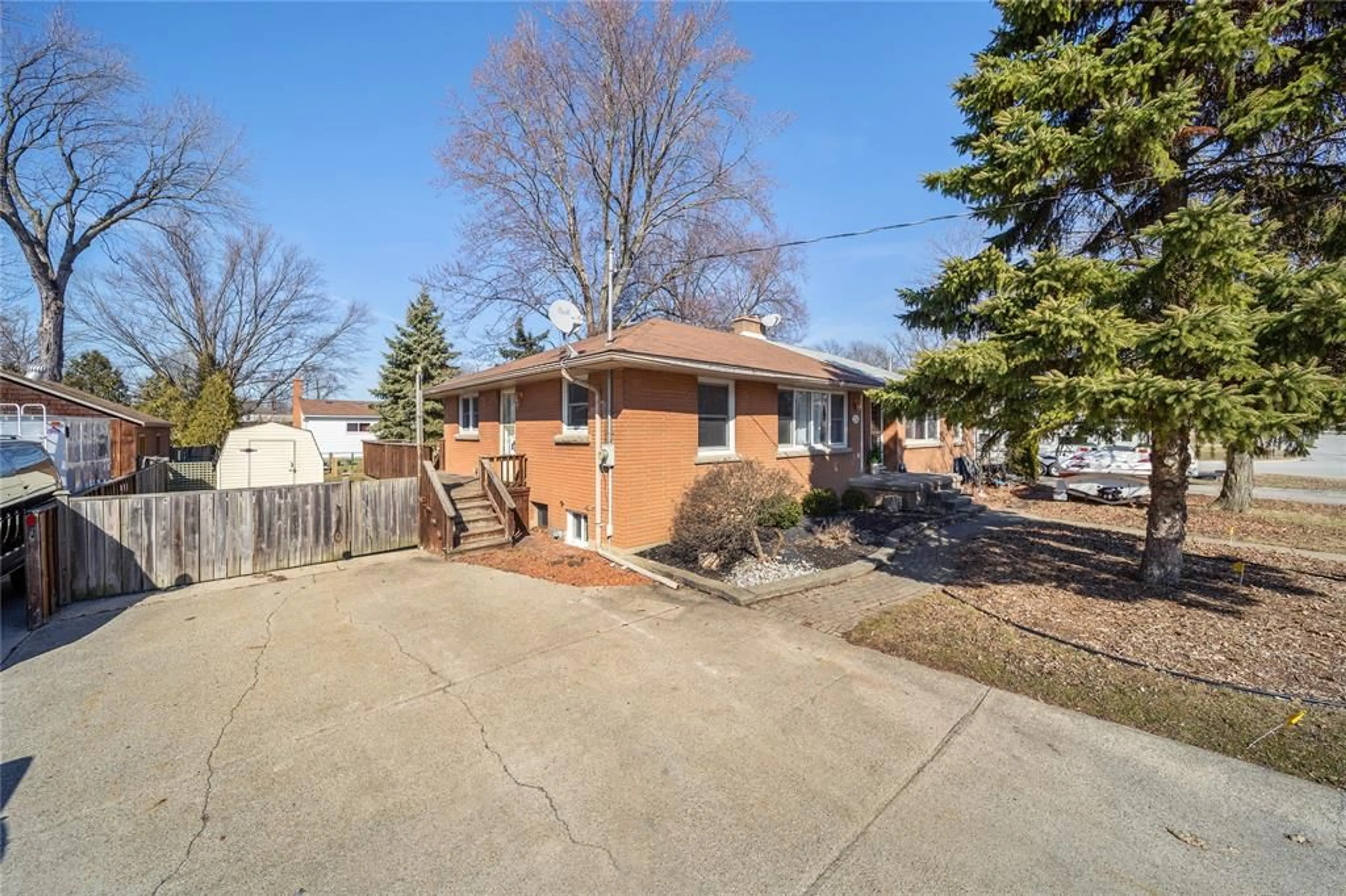 Unknown for 236 PAGET St, St Clair Ontario N0N 1G0