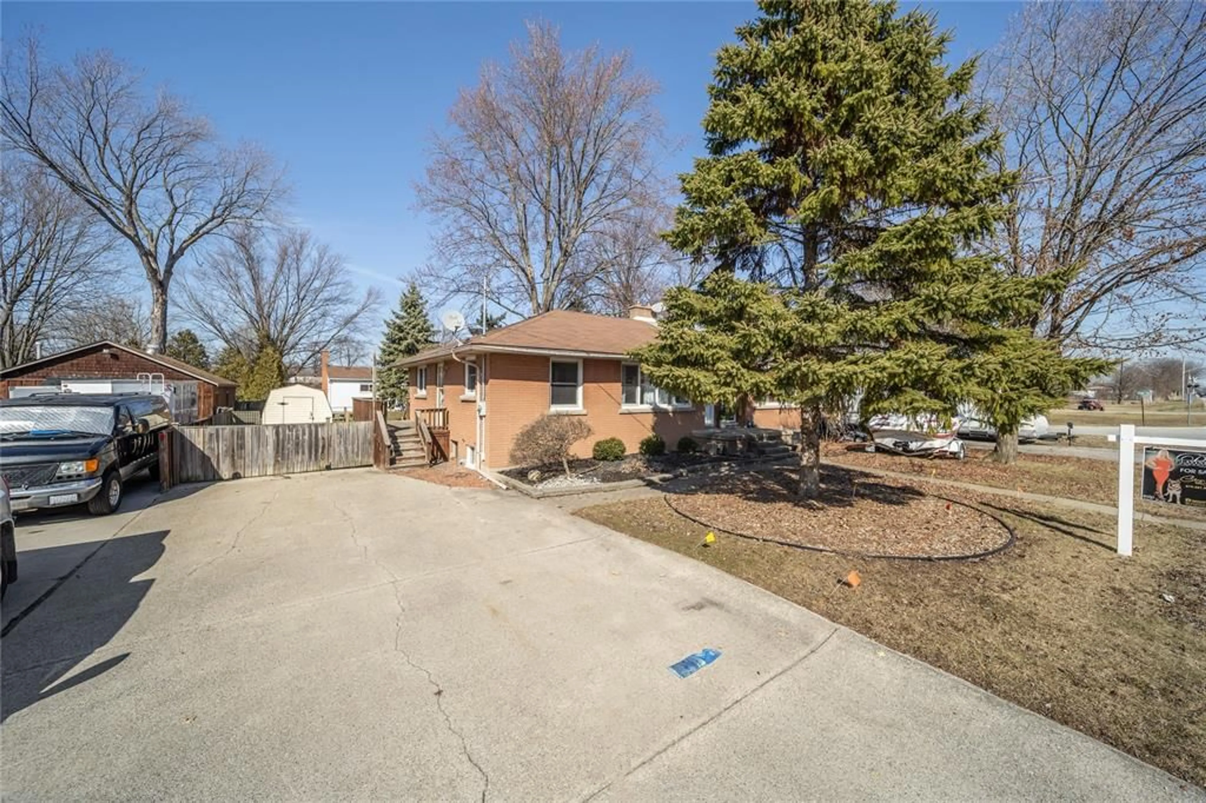 A pic from outside/outdoor area/front of a property/back of a property/a pic from drone, street for 236 PAGET St, St Clair Ontario N0N 1G0