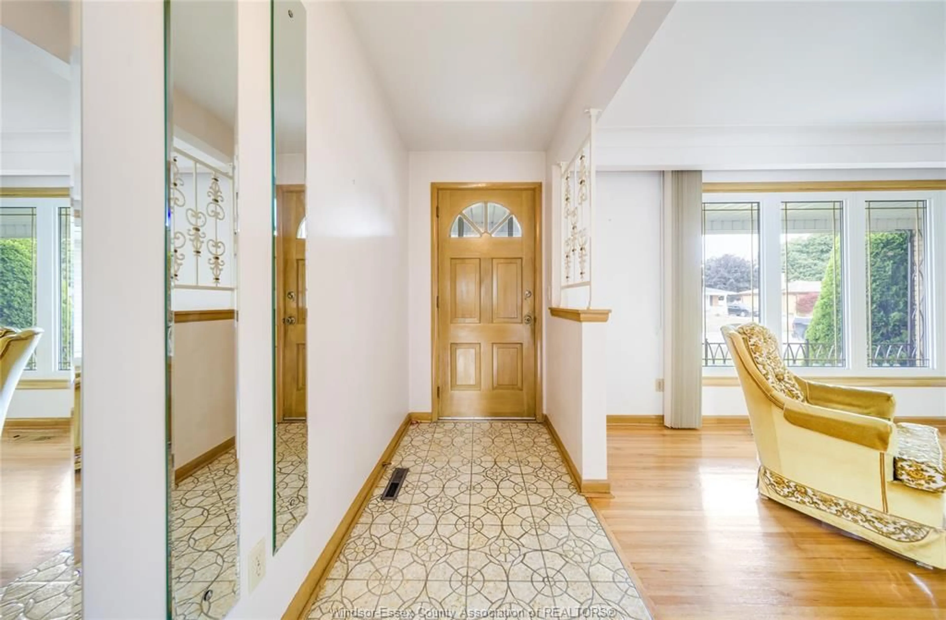 Indoor foyer for 2506 LONGFELLOW Ave, Windsor Ontario N9E 2K9