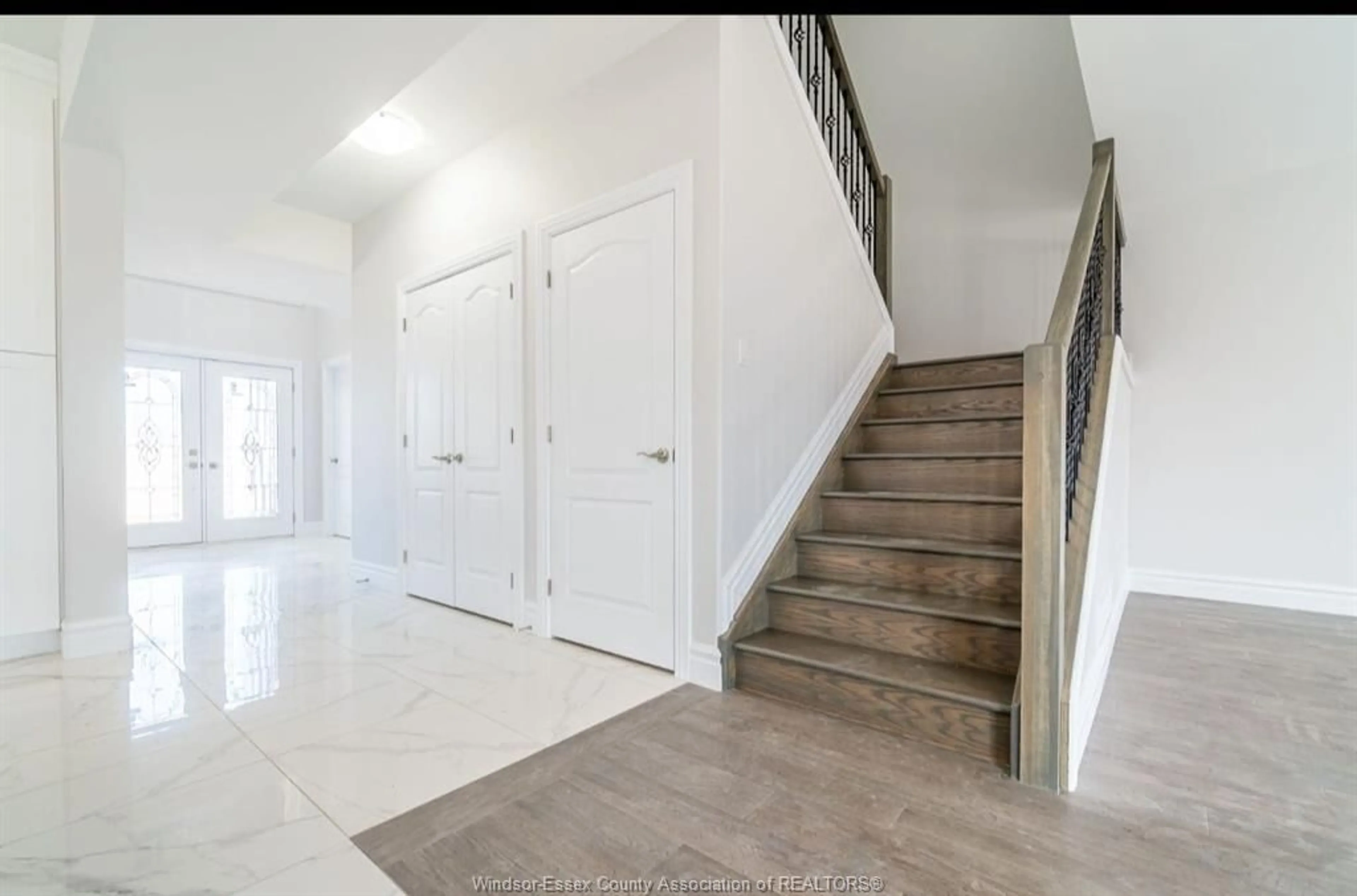 Indoor entryway for 189 WHELAN Dr, Amherstburg Ontario N9V 0G9