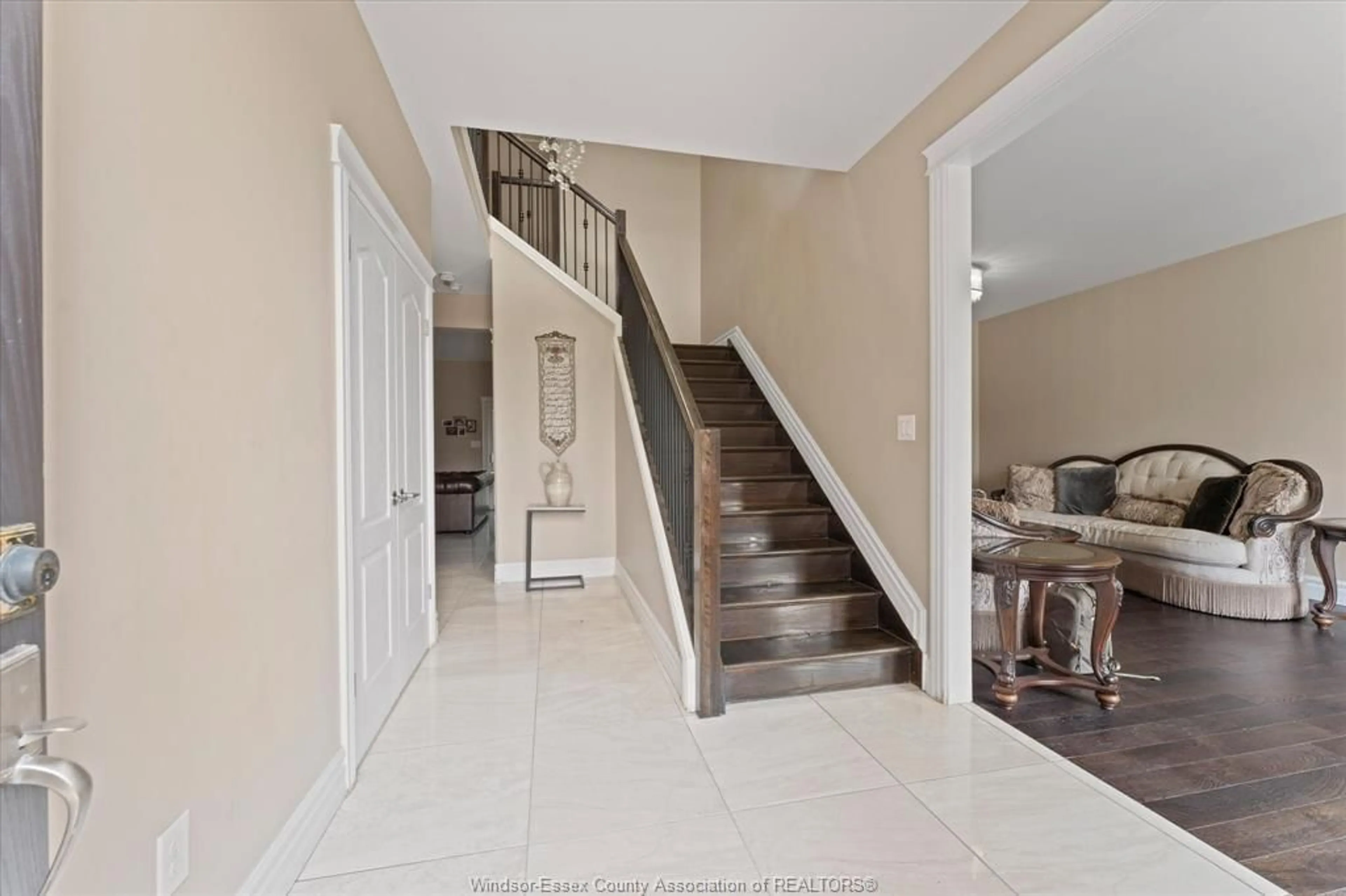 Indoor foyer for 2276 DANDURAND, Windsor Ontario N9E 4Z7
