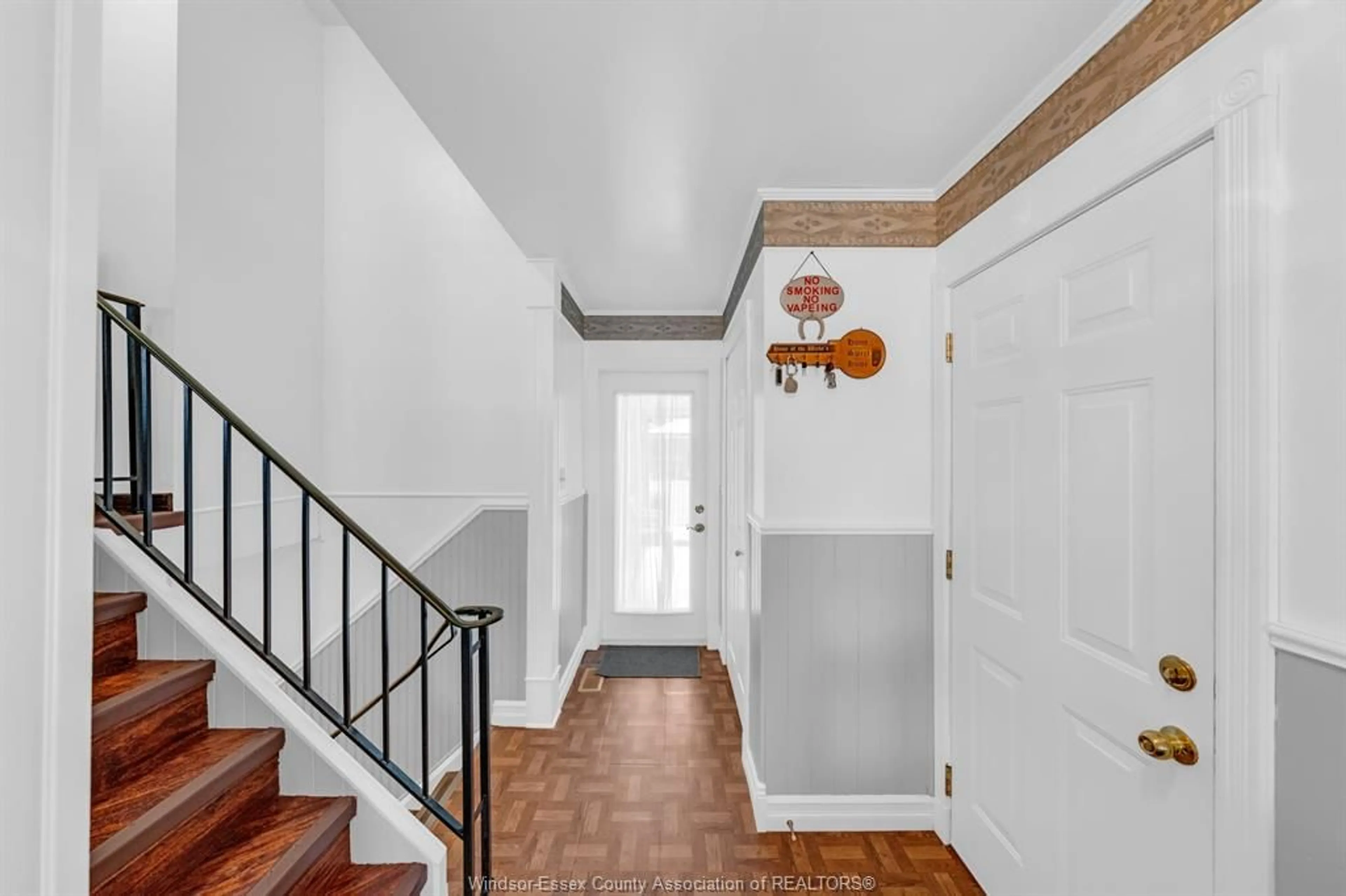 Indoor entryway for 46 Plumbrook Dr, Leamington Ontario N8H 4K9