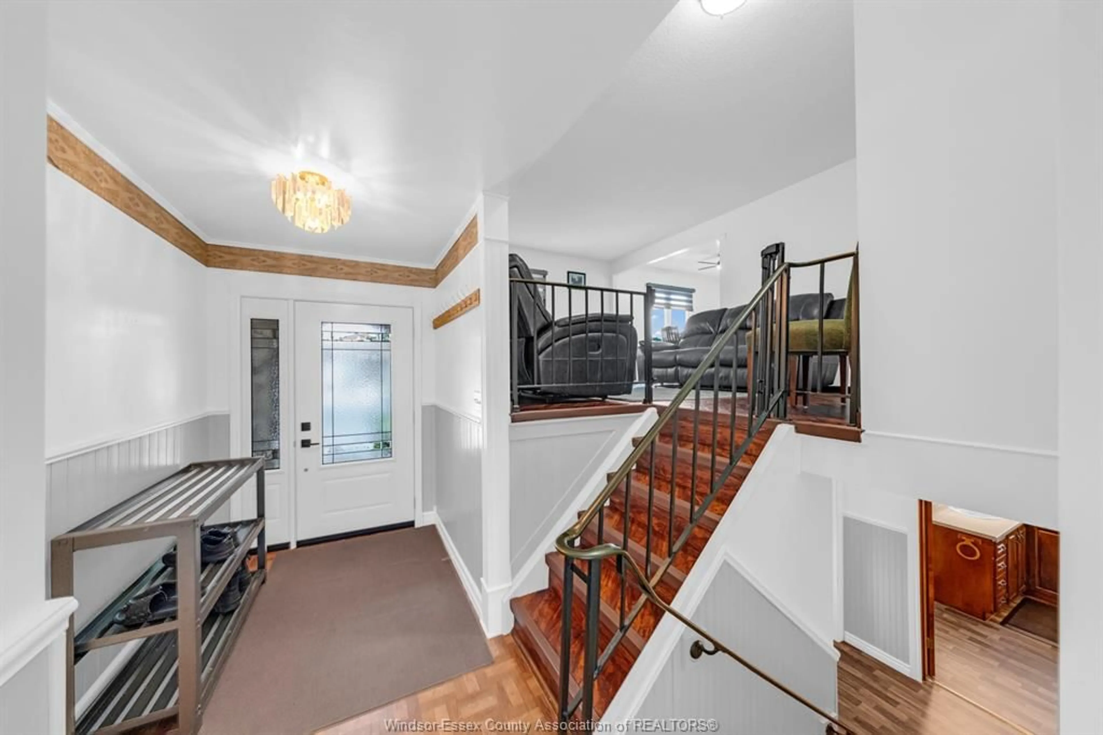 Indoor foyer for 46 Plumbrook Dr, Leamington Ontario N8H 4K9