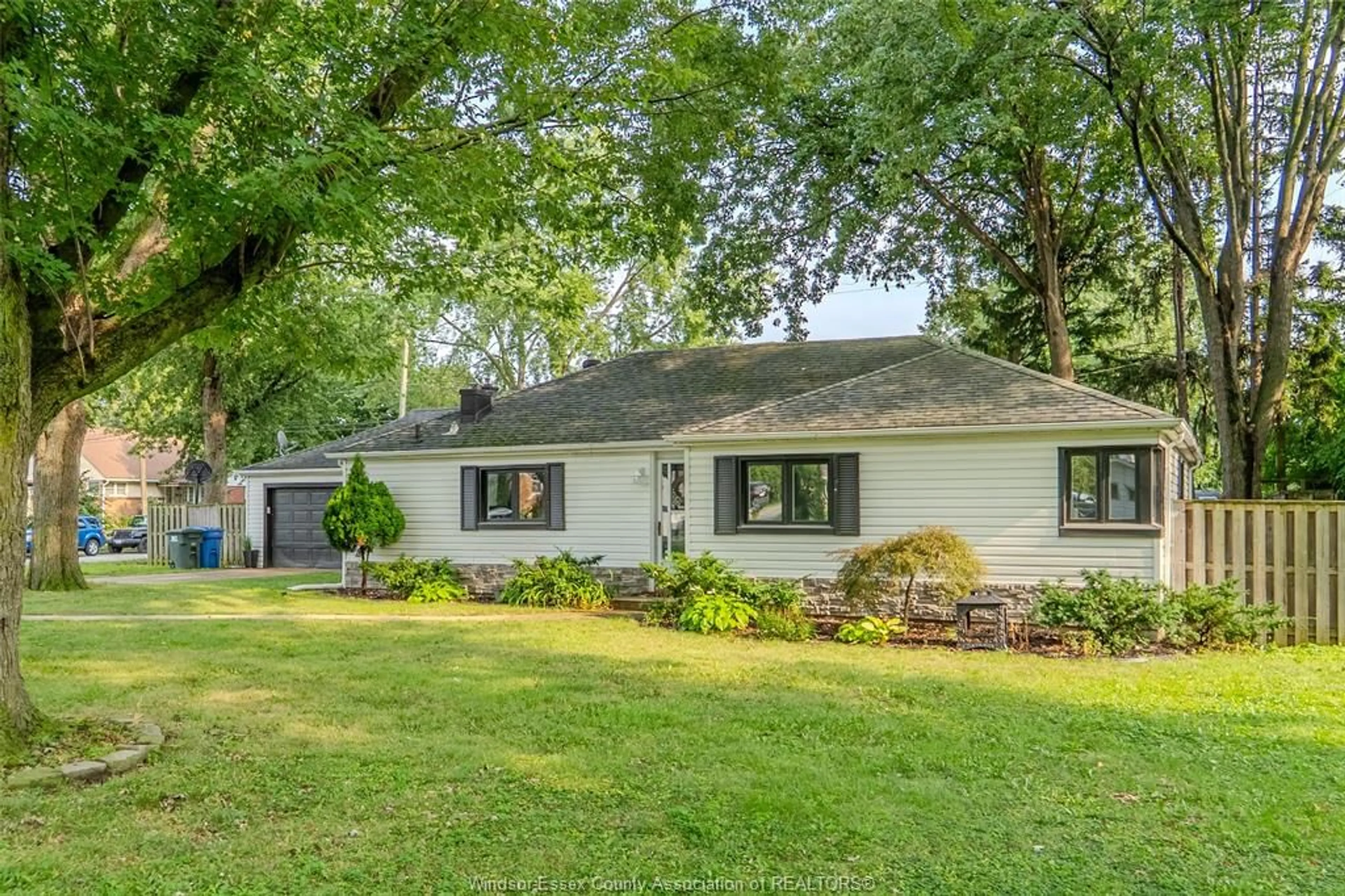 Home with vinyl exterior material, unknown for 805 Roselawn Dr, Windsor Ontario N9E 1K7
