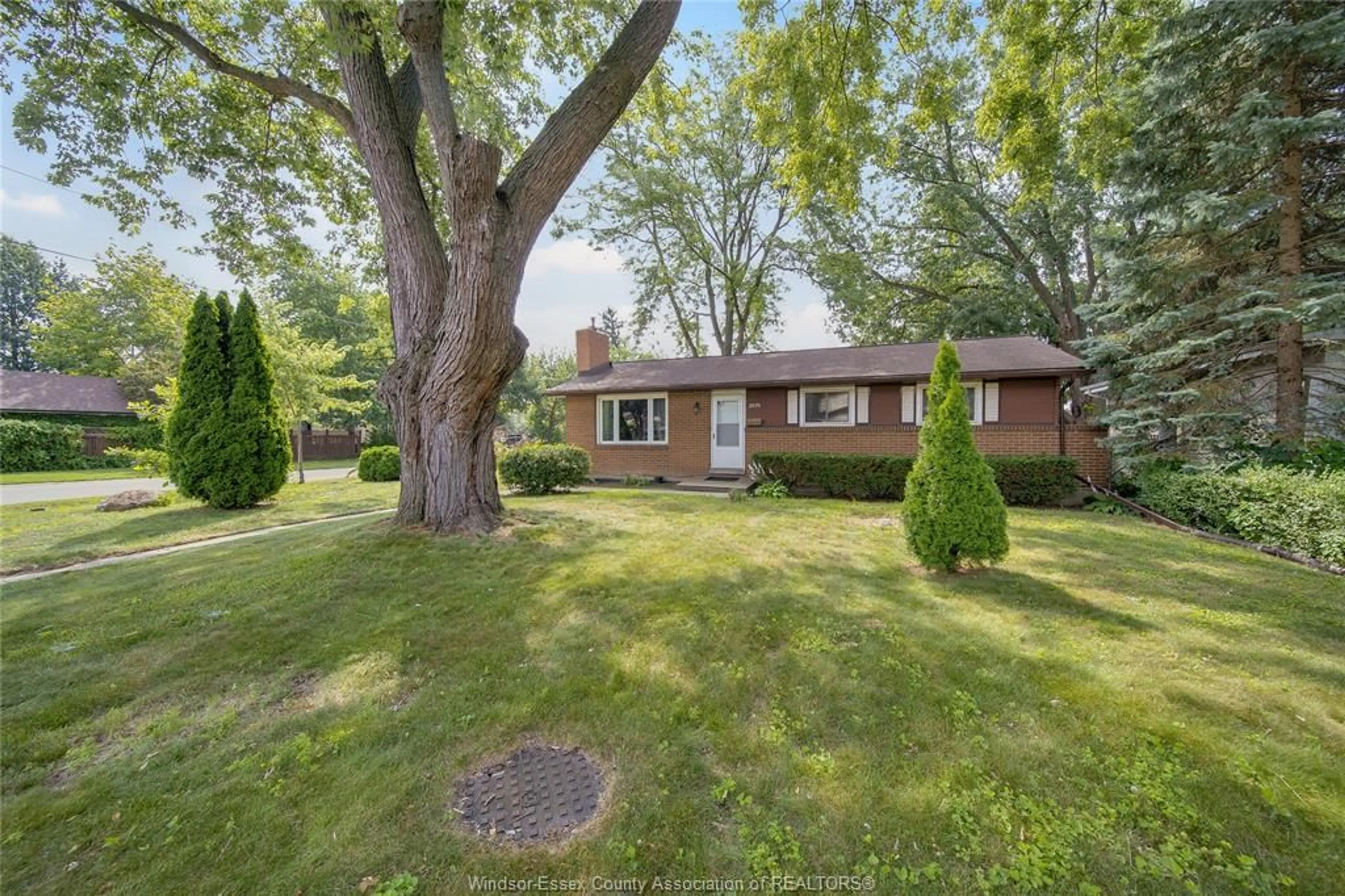 A pic from outside/outdoor area/front of a property/back of a property/a pic from drone, street for 2979 ORION Cres, Windsor Ontario N9E 2Z3