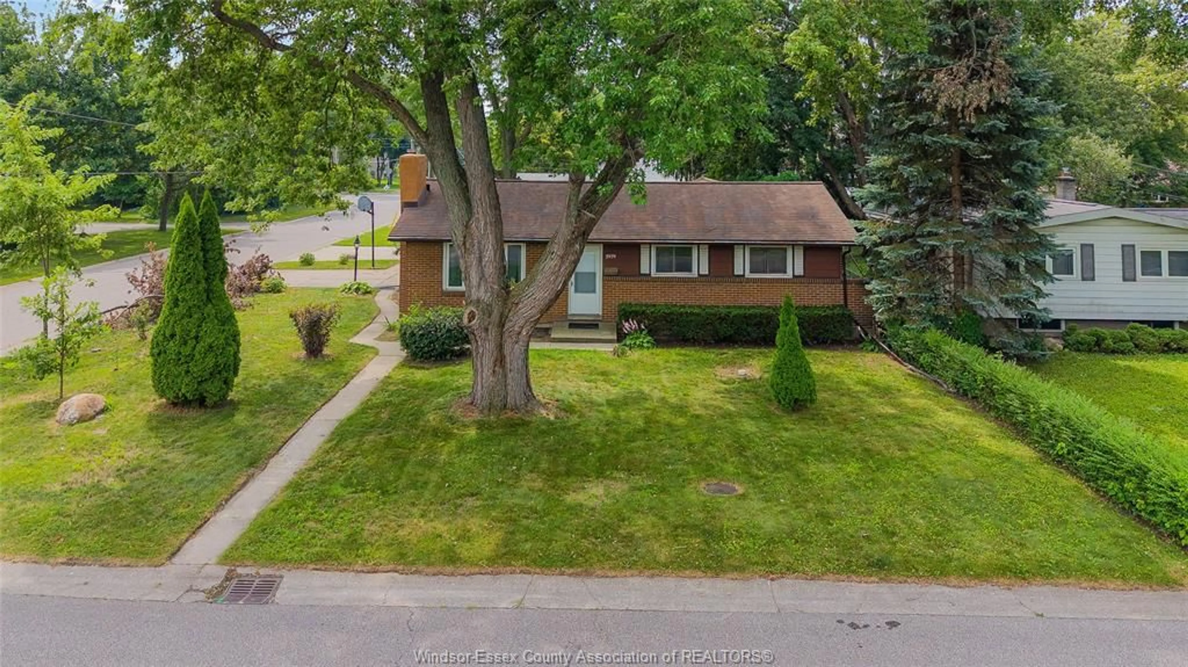 A pic from outside/outdoor area/front of a property/back of a property/a pic from drone, street for 2979 ORION Cres, Windsor Ontario N9E 2Z3