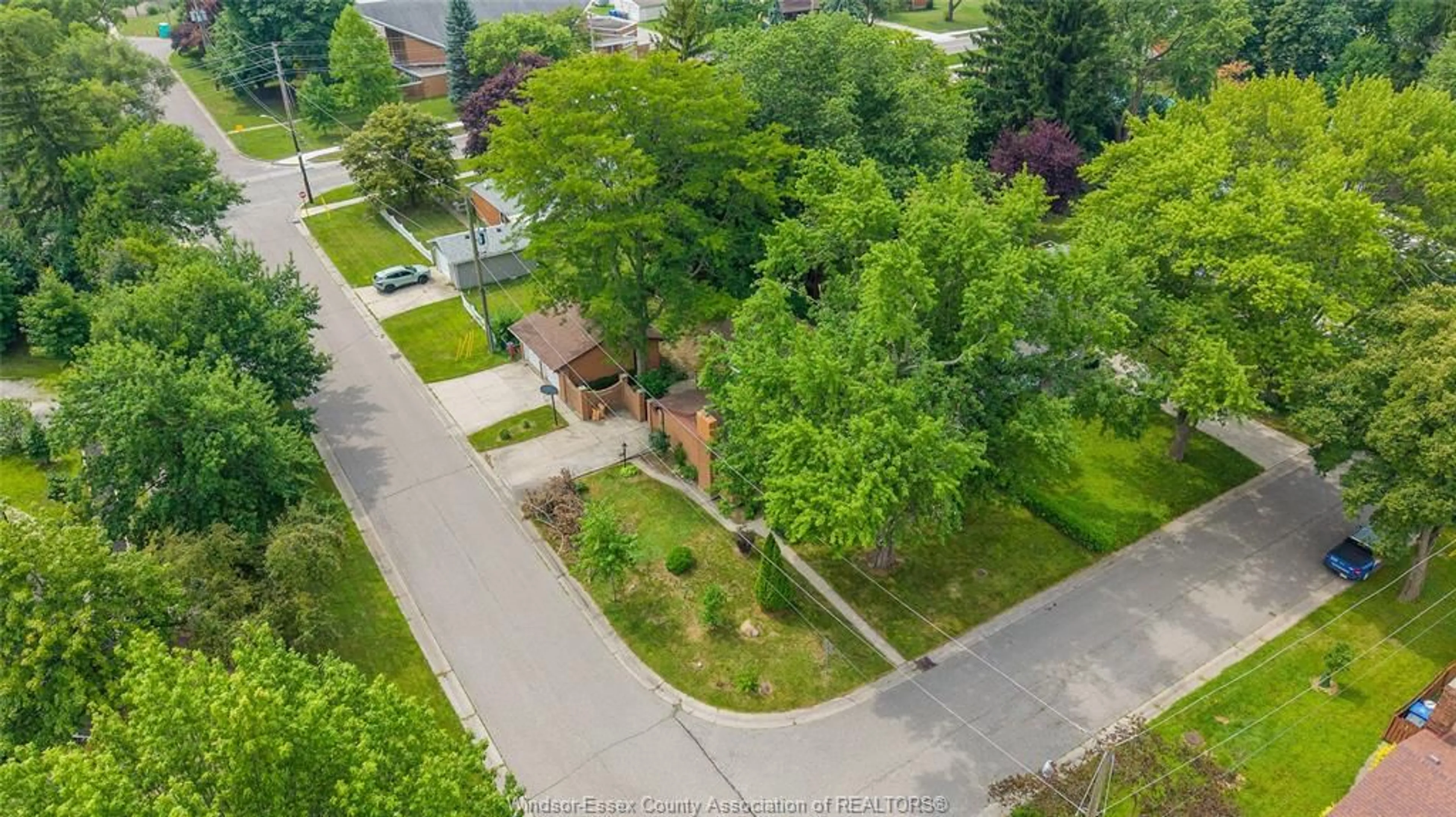 A pic from outside/outdoor area/front of a property/back of a property/a pic from drone, street for 2979 ORION Cres, Windsor Ontario N9E 2Z3
