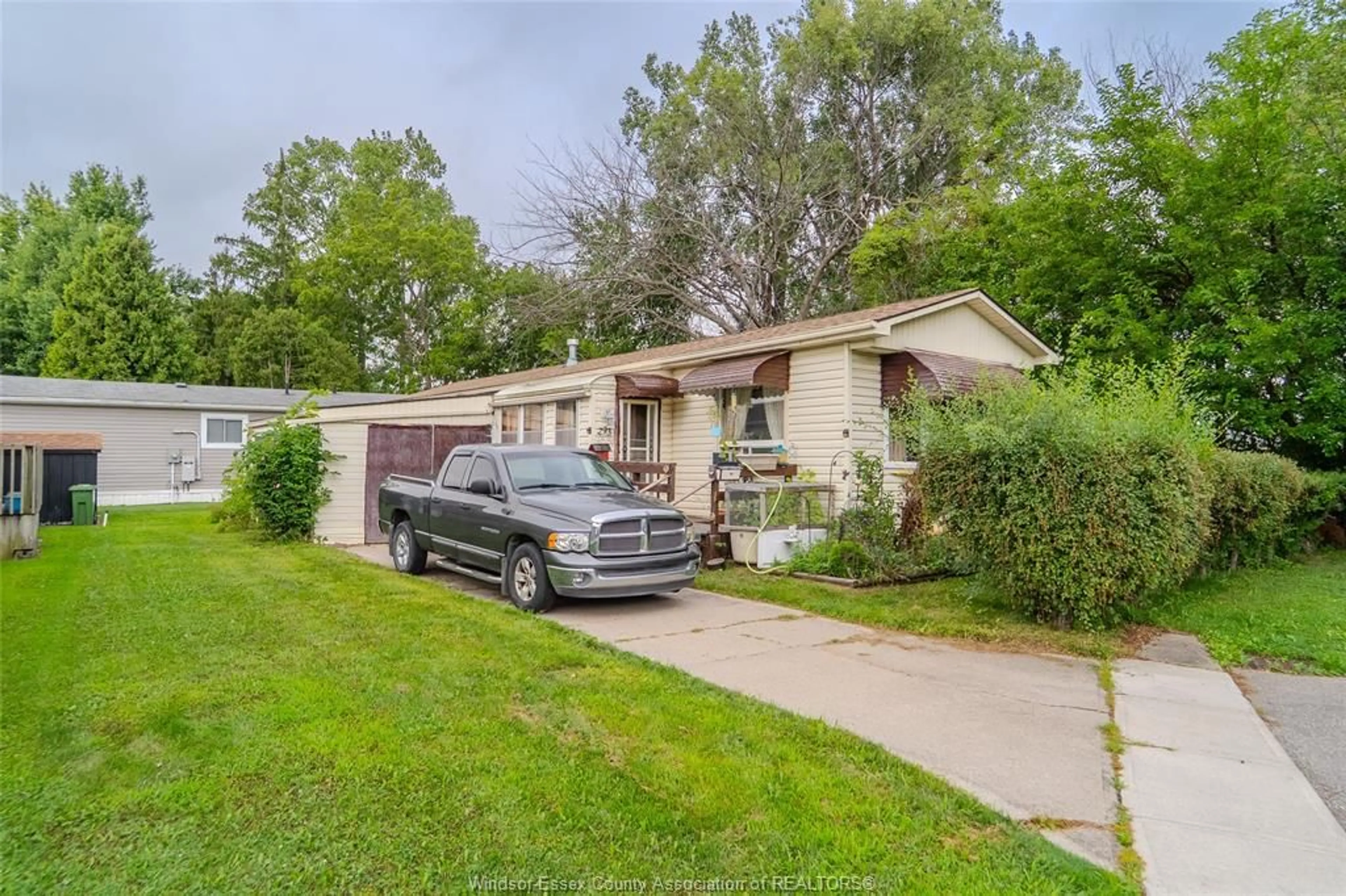 Home with vinyl exterior material, street for 293 Forest Pl, Essex Ontario N8M 2B7