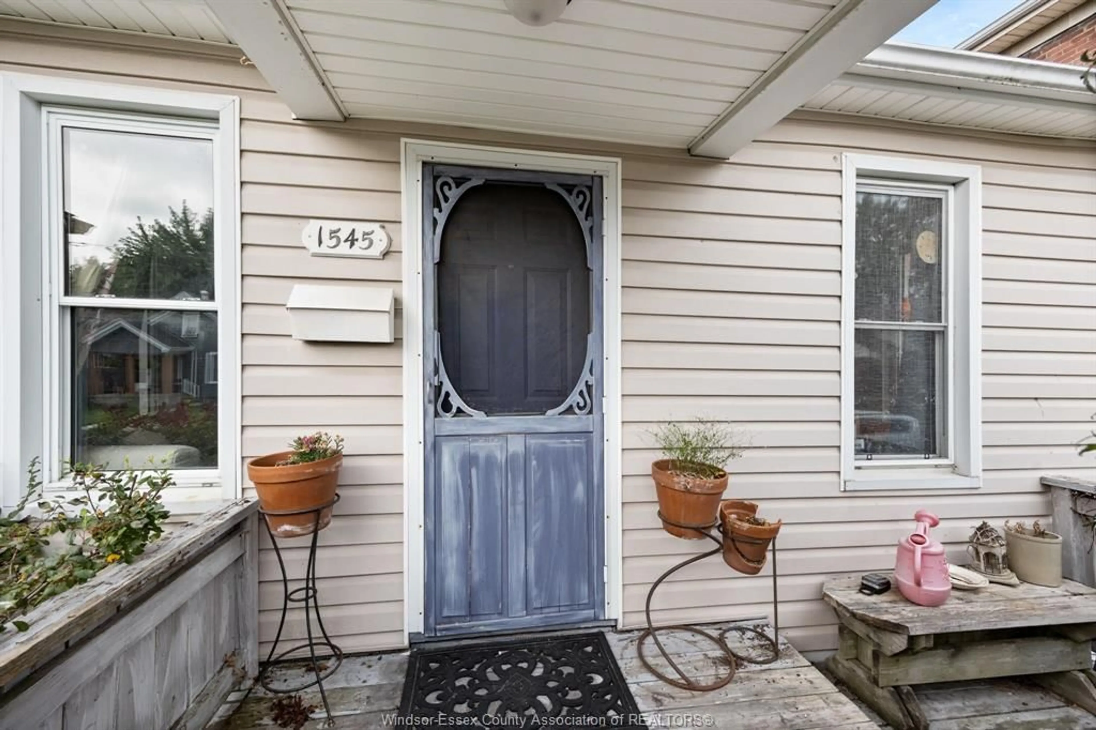 Indoor entryway for 1545 LILLIAN Ave, Windsor Ontario N8X 4A9