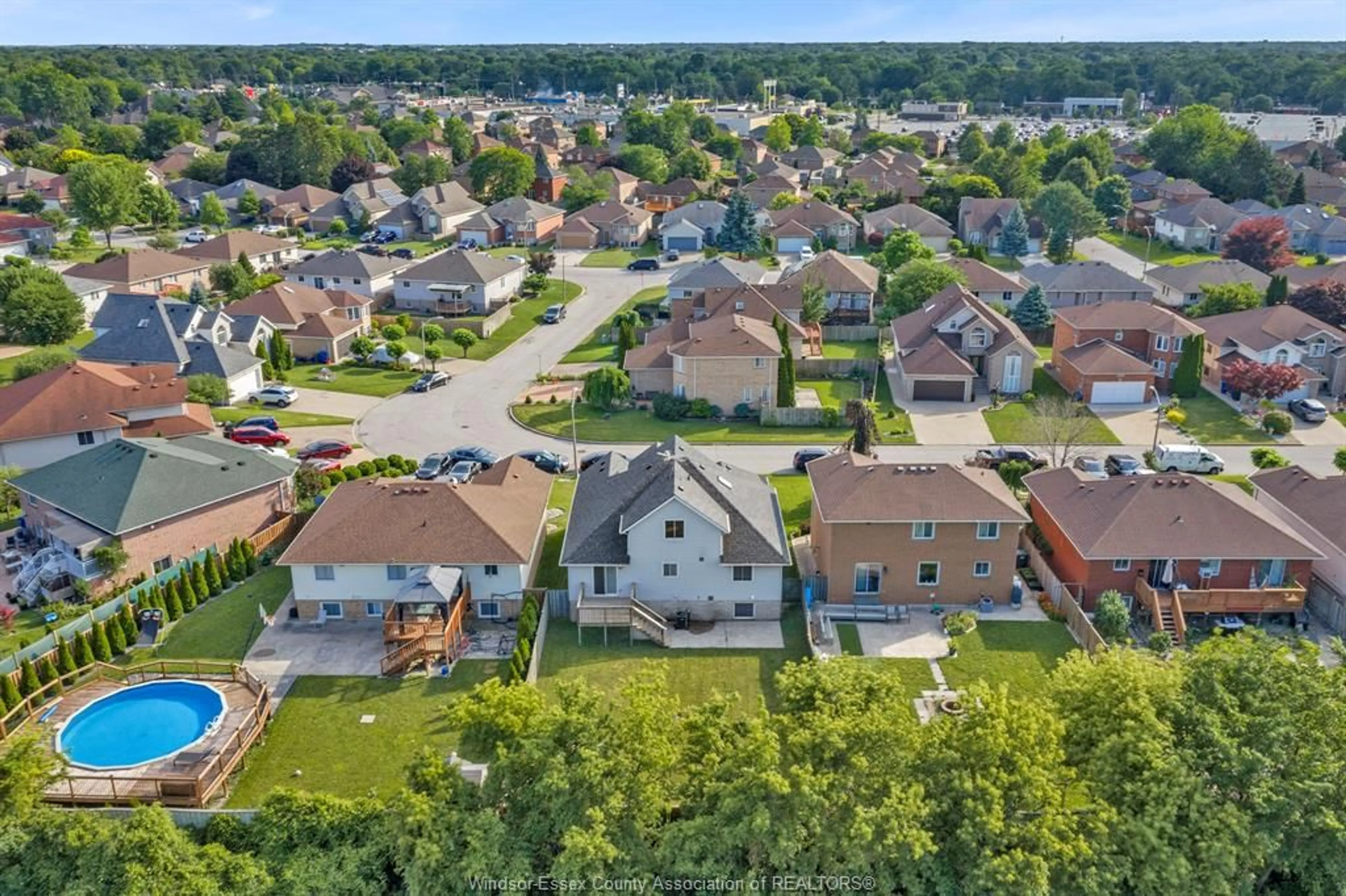 A pic from outside/outdoor area/front of a property/back of a property/a pic from drone, street for 204 HAMPTON Cres, Windsor Ontario N9E 4M4