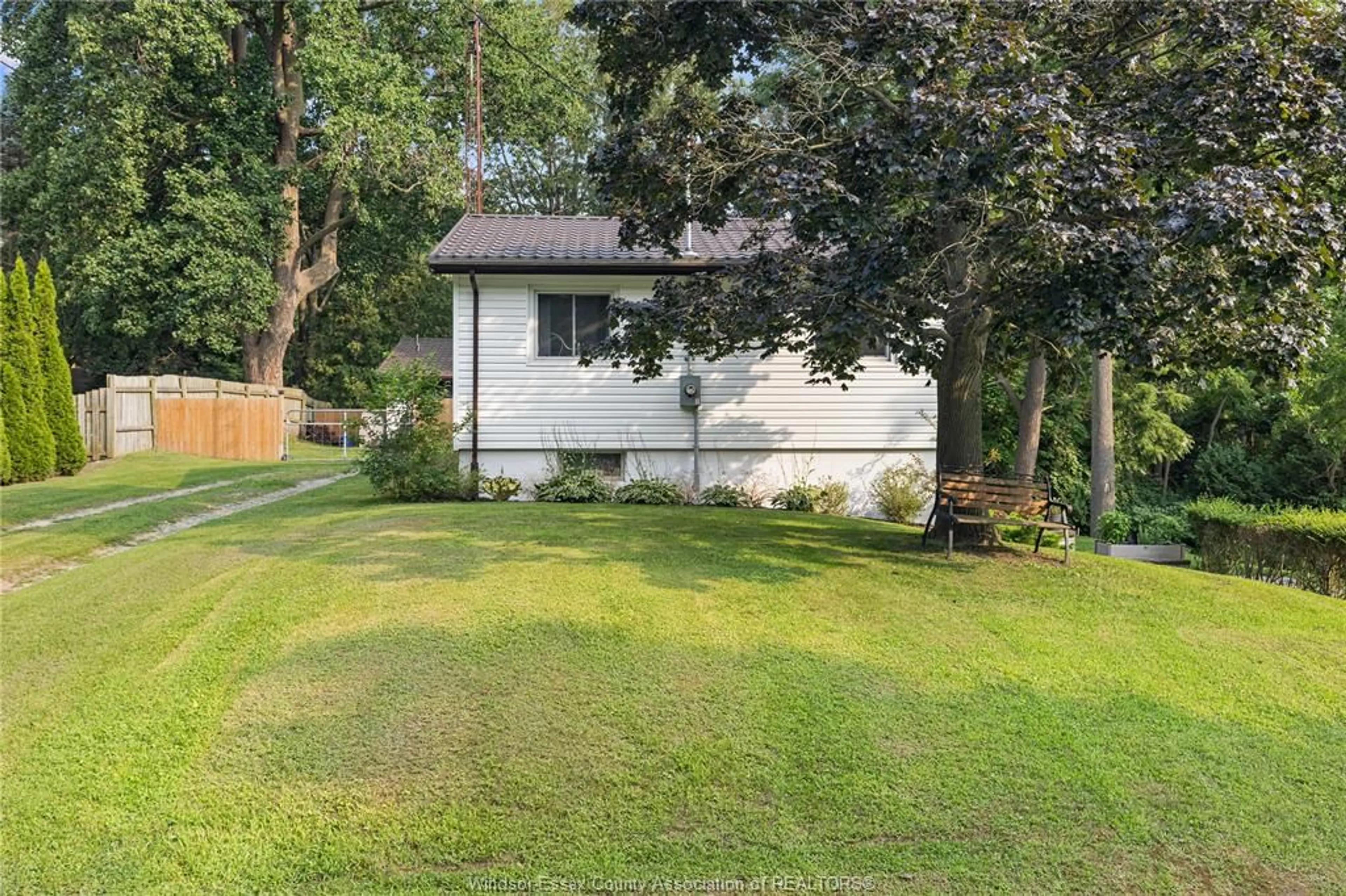 A pic from outside/outdoor area/front of a property/back of a property/a pic from drone, unknown for 10 OAK St, Tilbury Ontario N0P 2C0