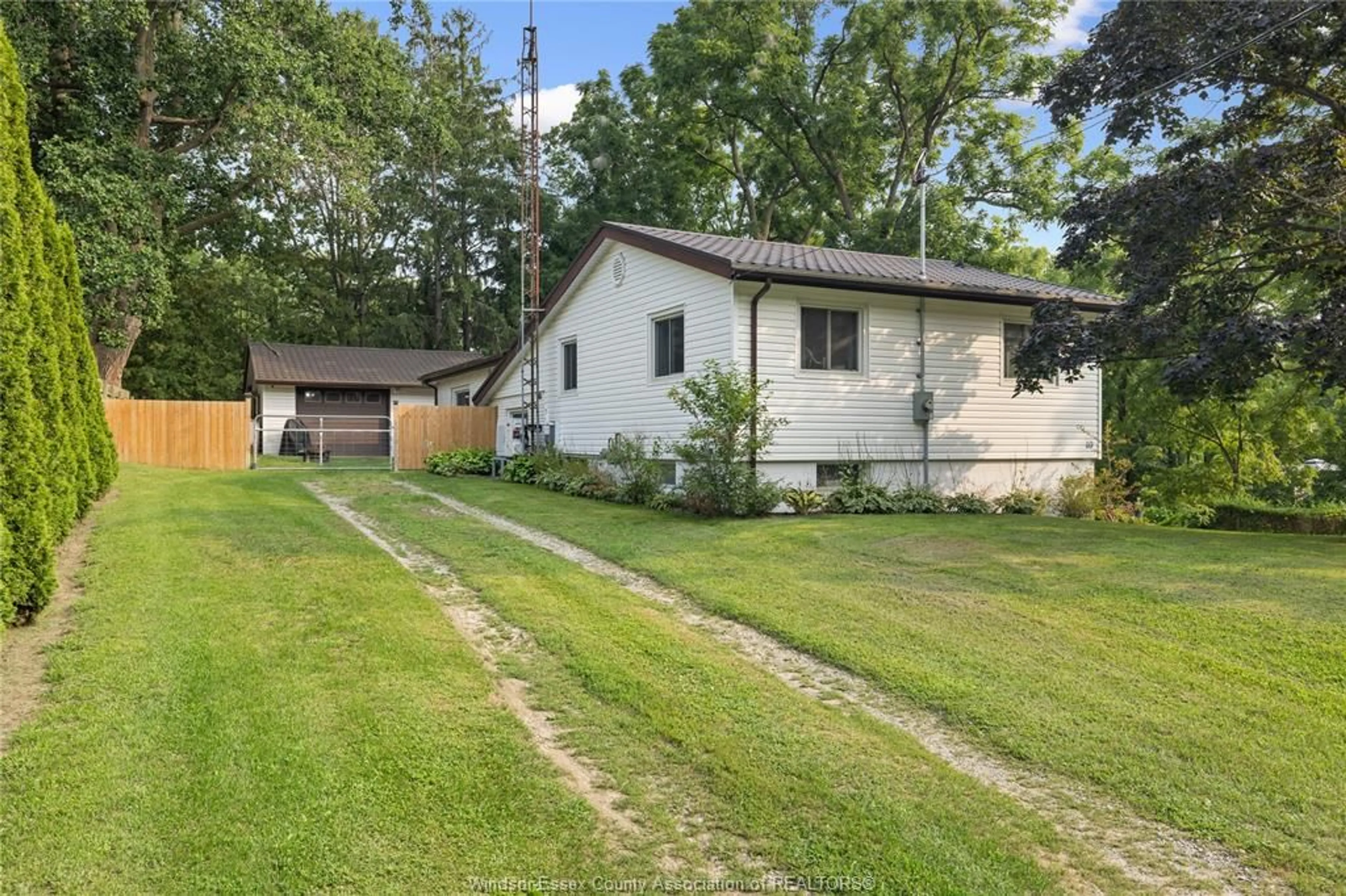 Unknown for 10 OAK St, Tilbury Ontario N0P 2C0
