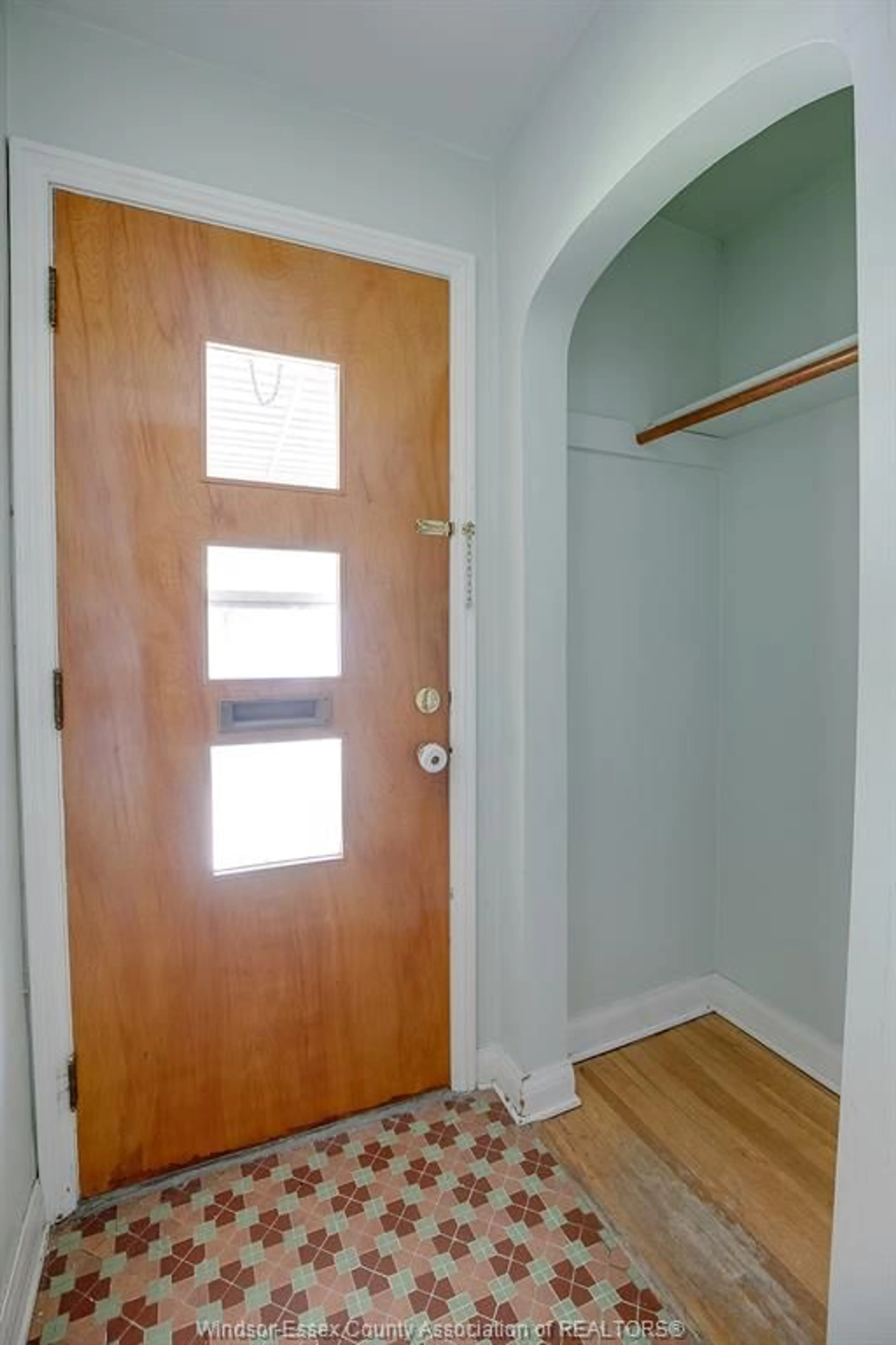 Indoor entryway for 4305 PLEASANT Pl, Windsor Ontario N8Y 2E9