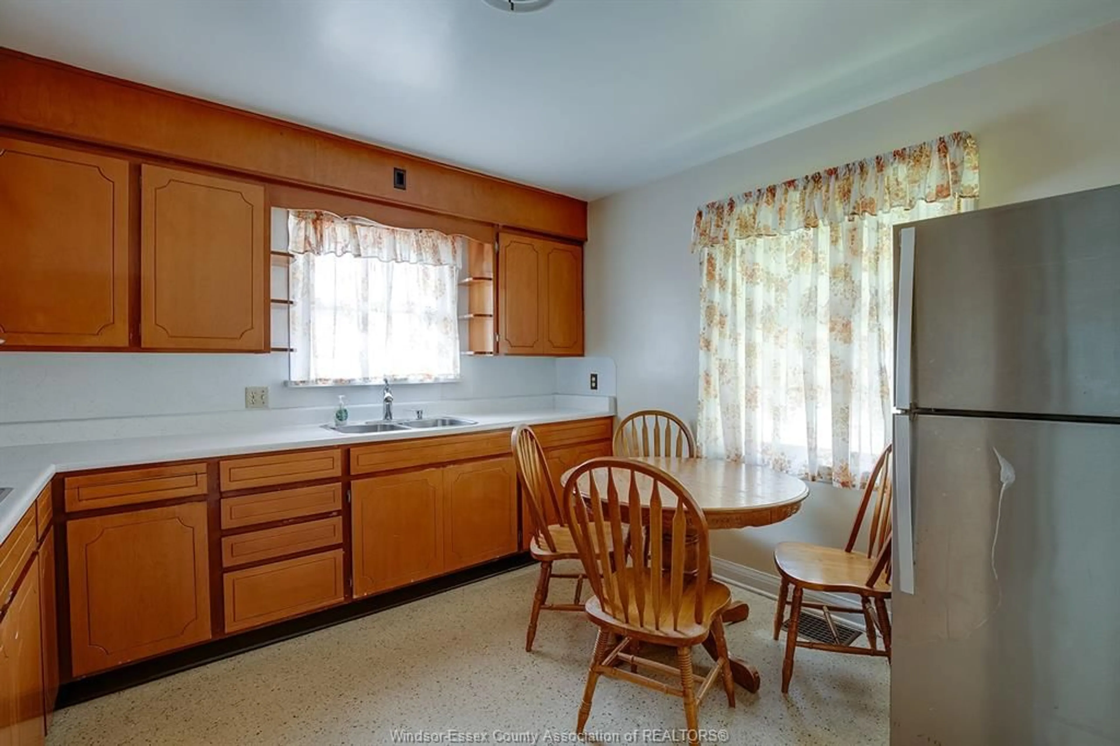 Standard kitchen, unknown for 4305 PLEASANT Pl, Windsor Ontario N8Y 2E9