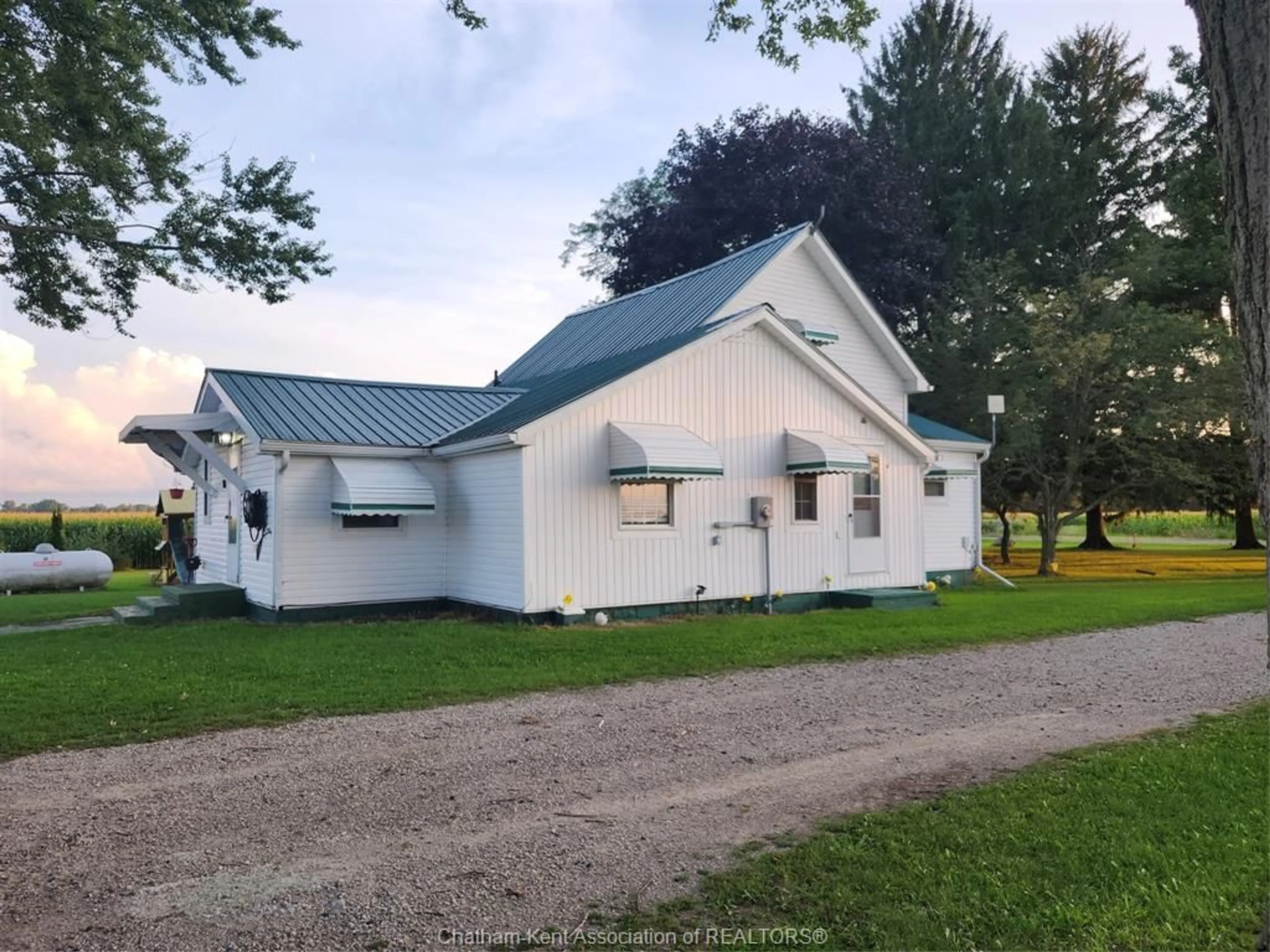 A pic from outside/outdoor area/front of a property/back of a property/a pic from drone, building for 29395 ZONE  4 Rd, Thamesville Ontario N0P 1C0