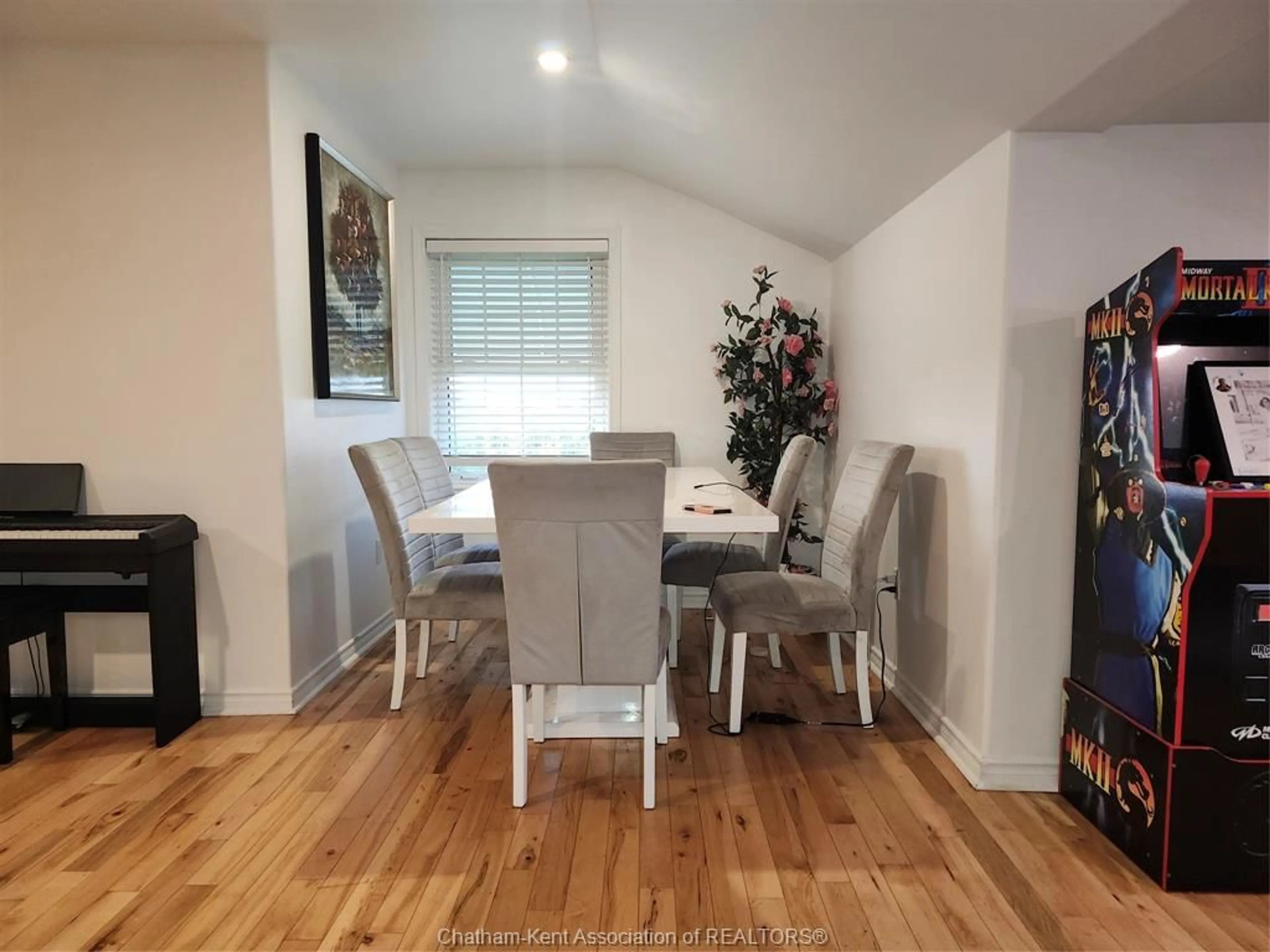 Dining room, wood/laminate floor for 29395 ZONE 4 Rd, Thamesville Ontario N0P 1C0