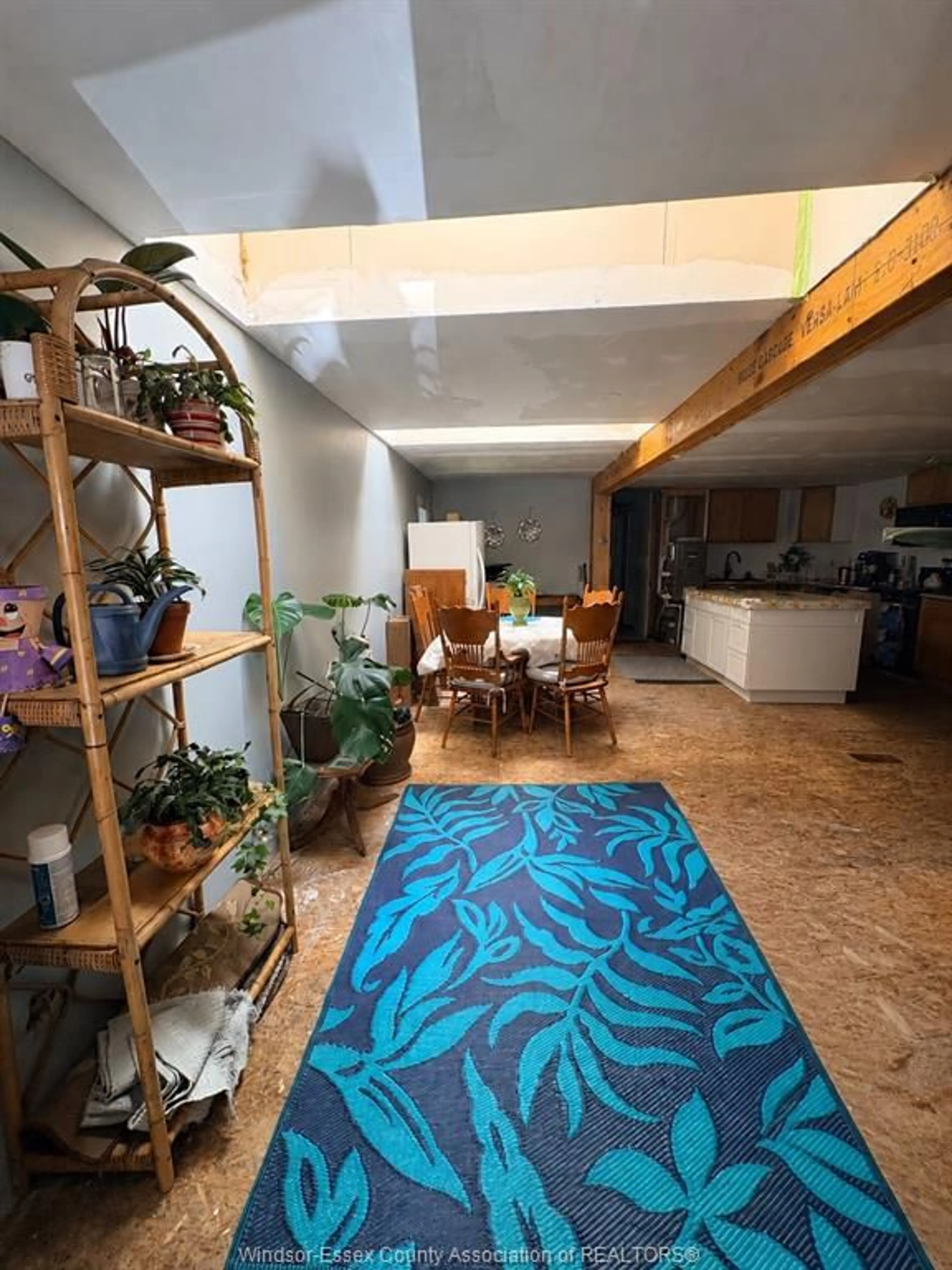 Indoor foyer for 187 DANA Dr, Essex Ontario N8M 2Y6
