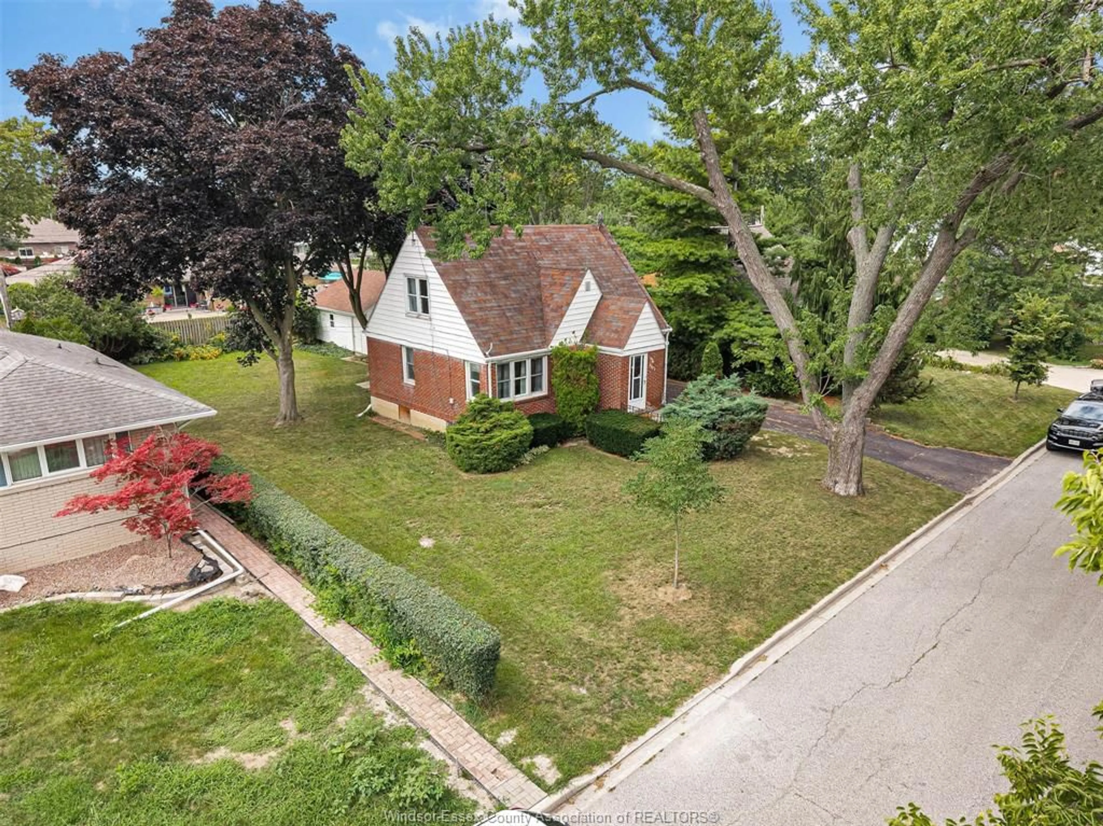 A pic from outside/outdoor area/front of a property/back of a property/a pic from drone, street for 2533 PRINCESS, Windsor Ontario N8T 1V6
