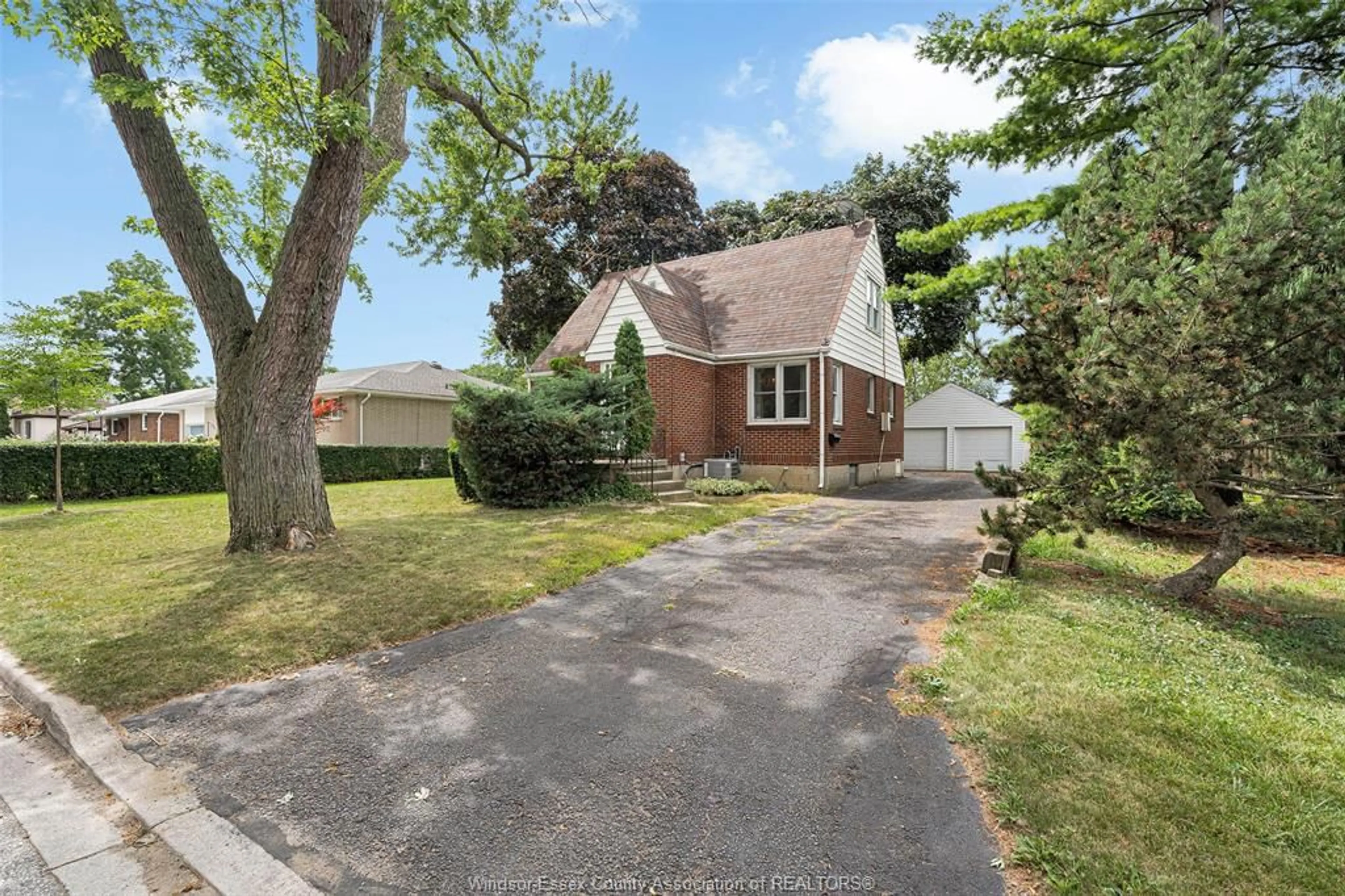 A pic from outside/outdoor area/front of a property/back of a property/a pic from drone, street for 2533 PRINCESS, Windsor Ontario N8T 1V6