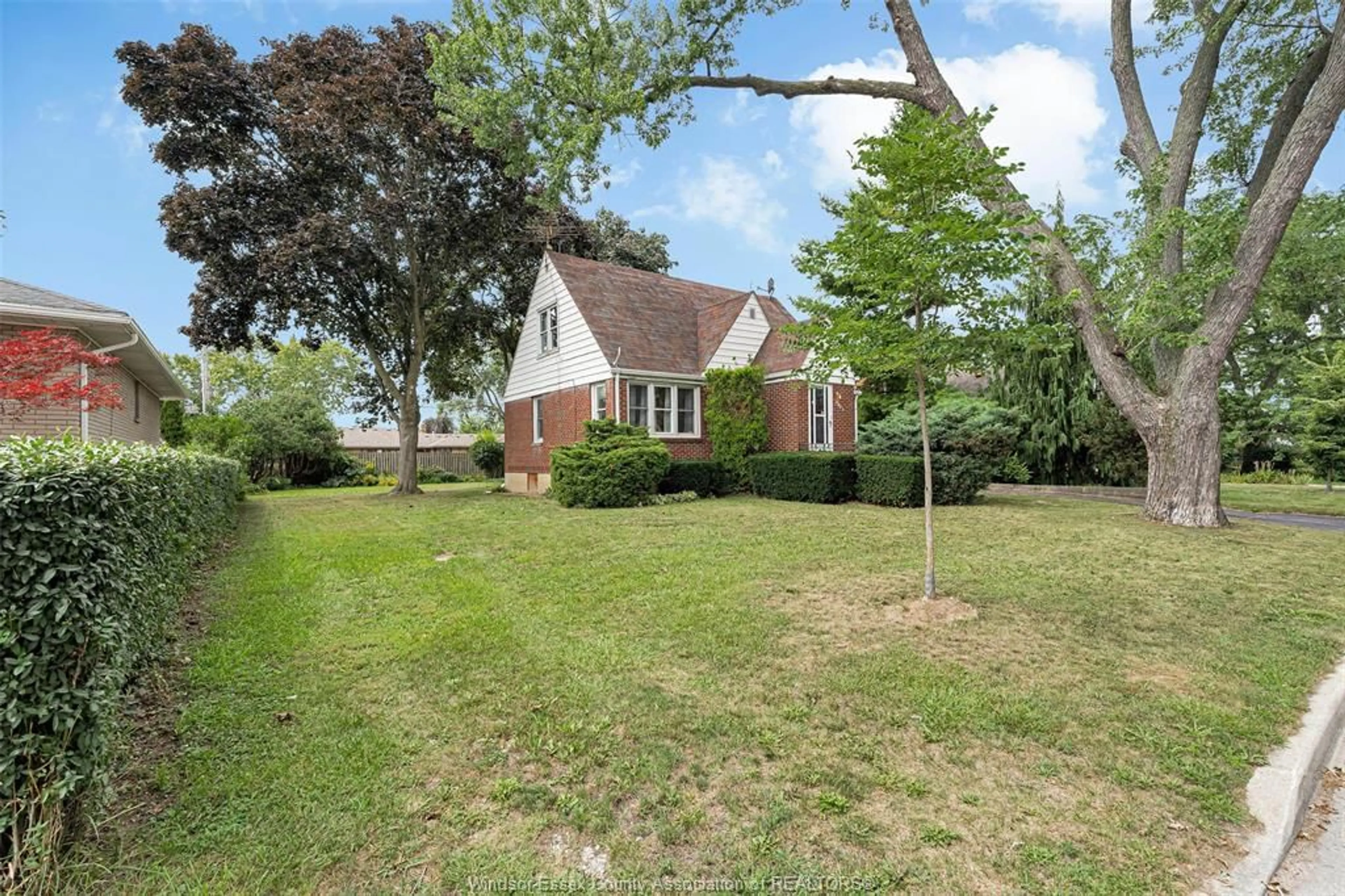 A pic from outside/outdoor area/front of a property/back of a property/a pic from drone, street for 2533 PRINCESS, Windsor Ontario N8T 1V6