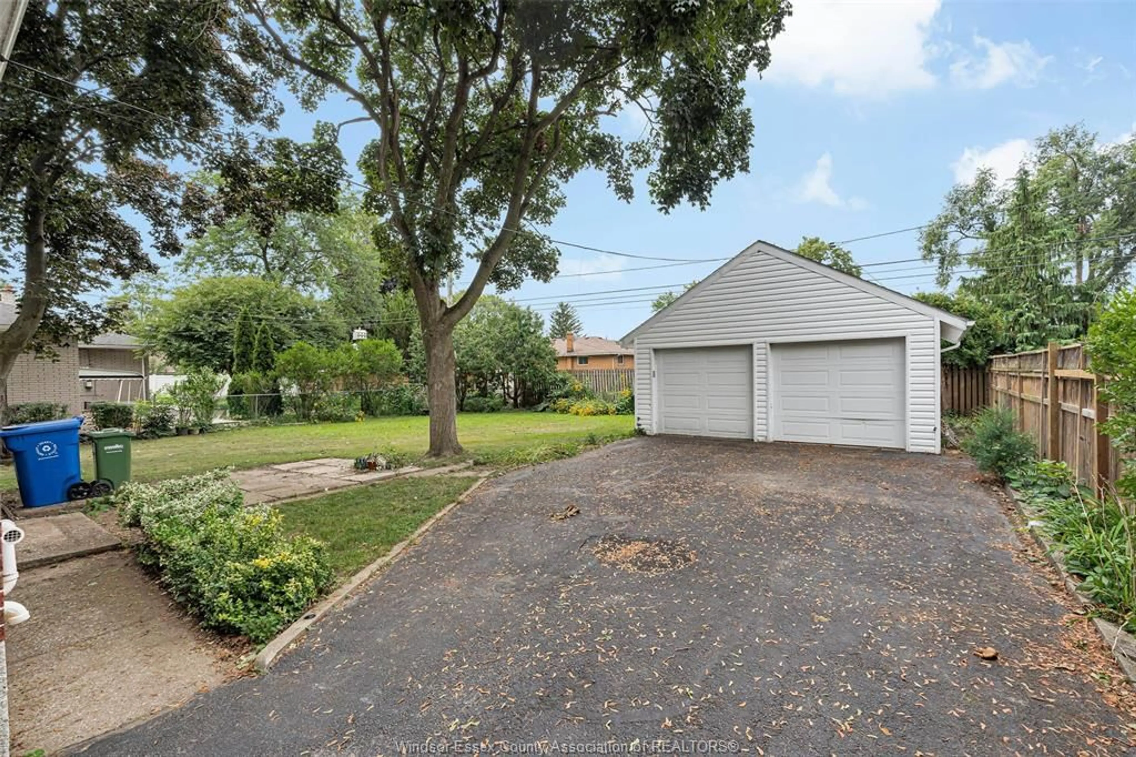 A pic from outside/outdoor area/front of a property/back of a property/a pic from drone, street for 2533 PRINCESS, Windsor Ontario N8T 1V6