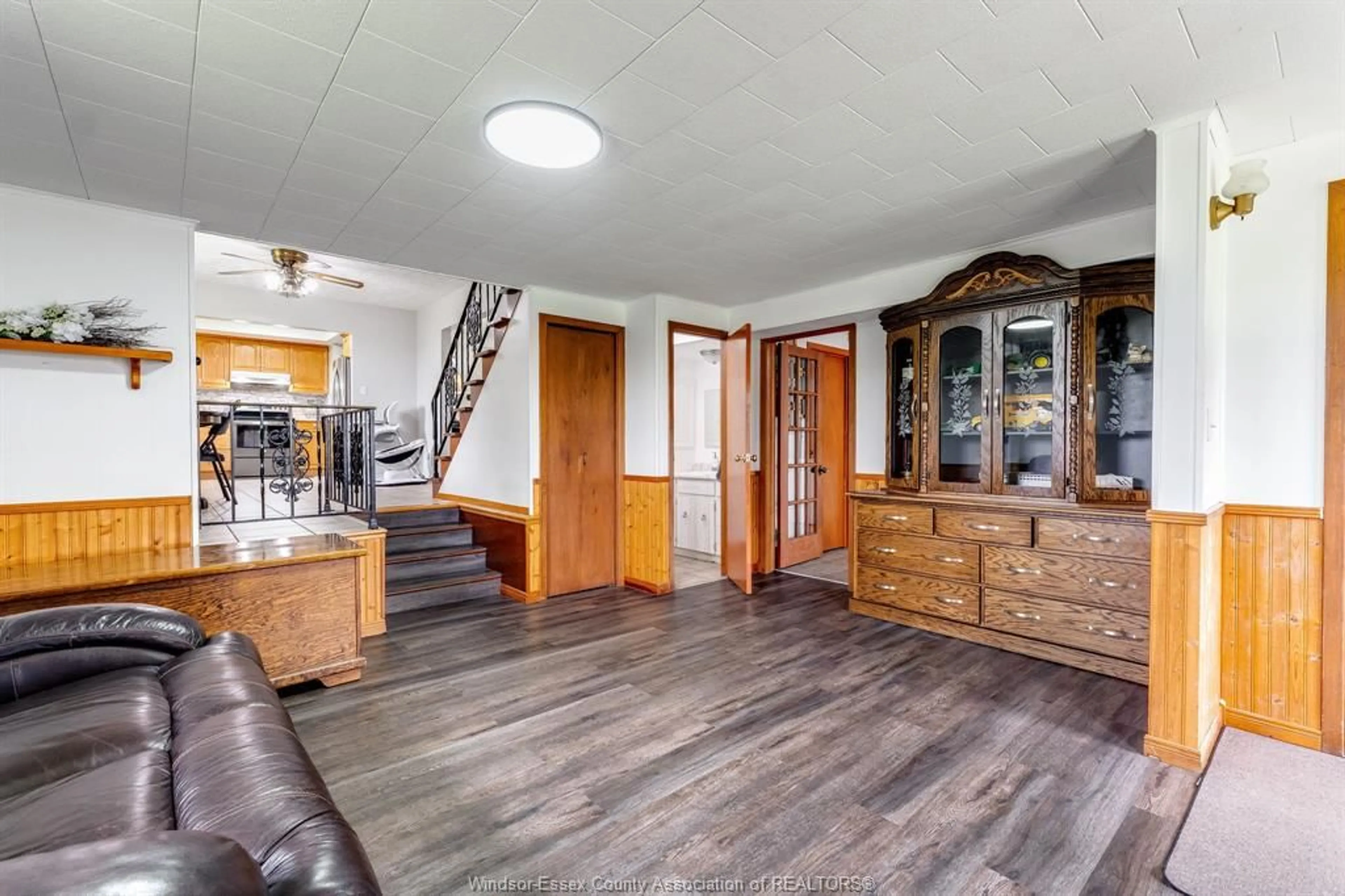 Indoor foyer for 21300 Tecumseh Rd, Tilbury North Ontario N0P 2L0