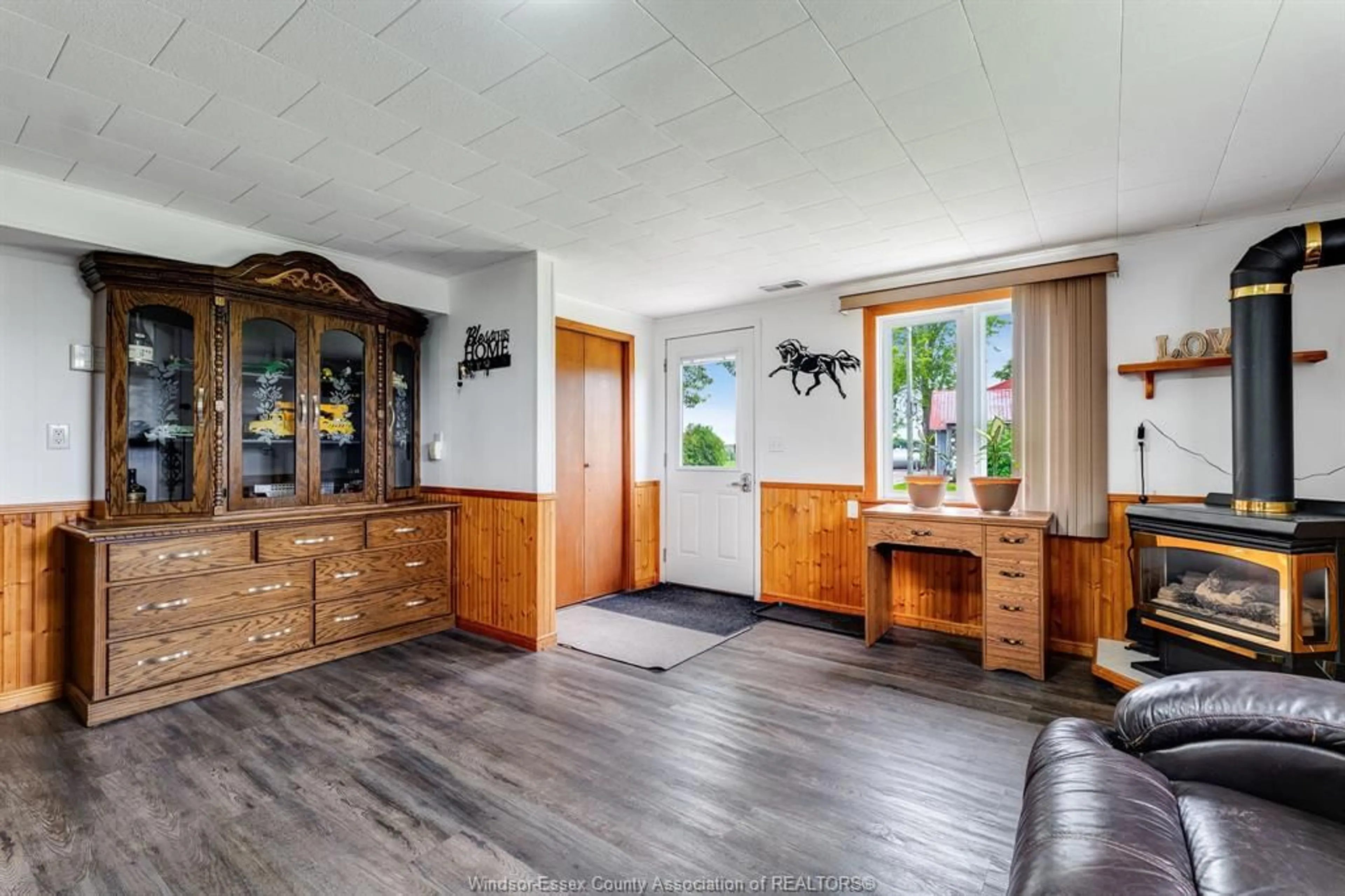 Indoor foyer for 21300 Tecumseh Rd, Tilbury North Ontario N0P 2L0