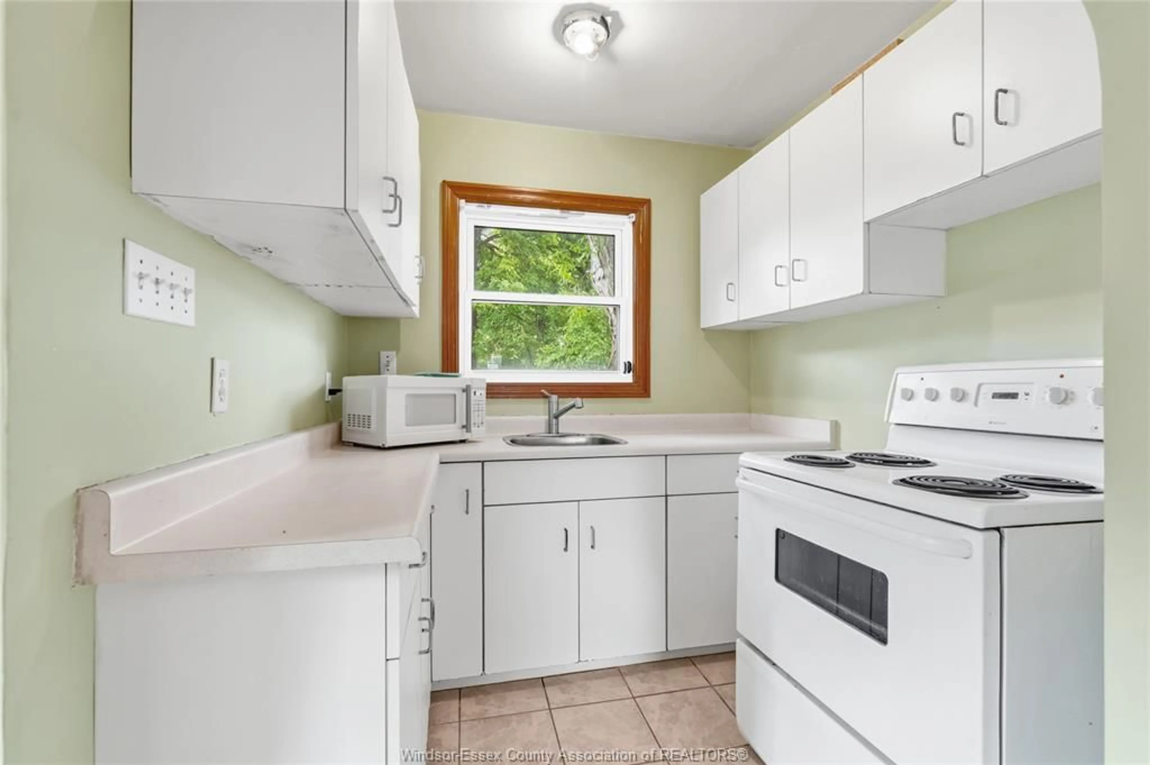 Standard kitchen, unknown for 1535 BUCKINGHAM Dr, Windsor Ontario N8T 2A3