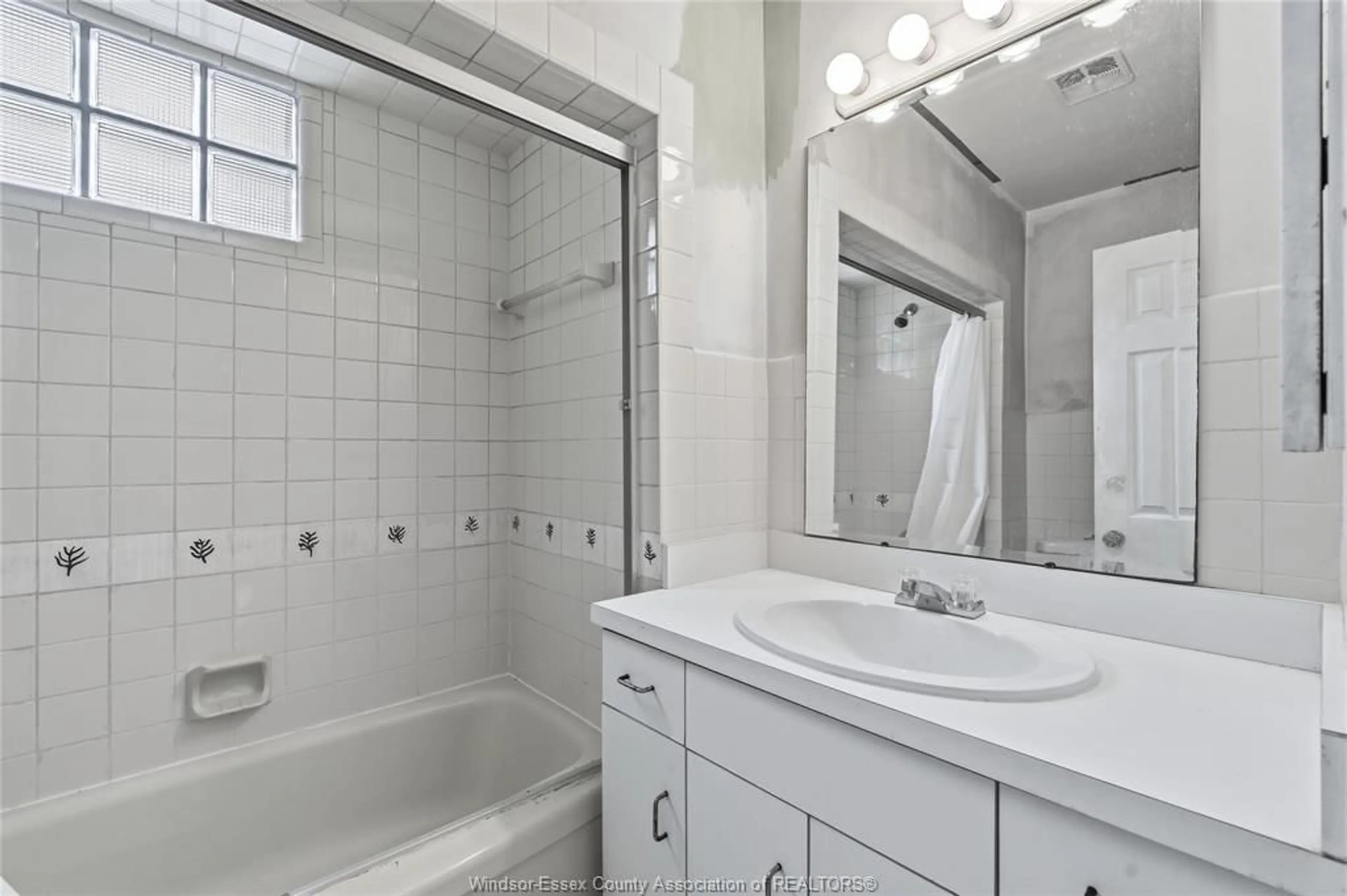 Standard bathroom, ceramic/tile floor for 1535 BUCKINGHAM Dr, Windsor Ontario N8T 2A3