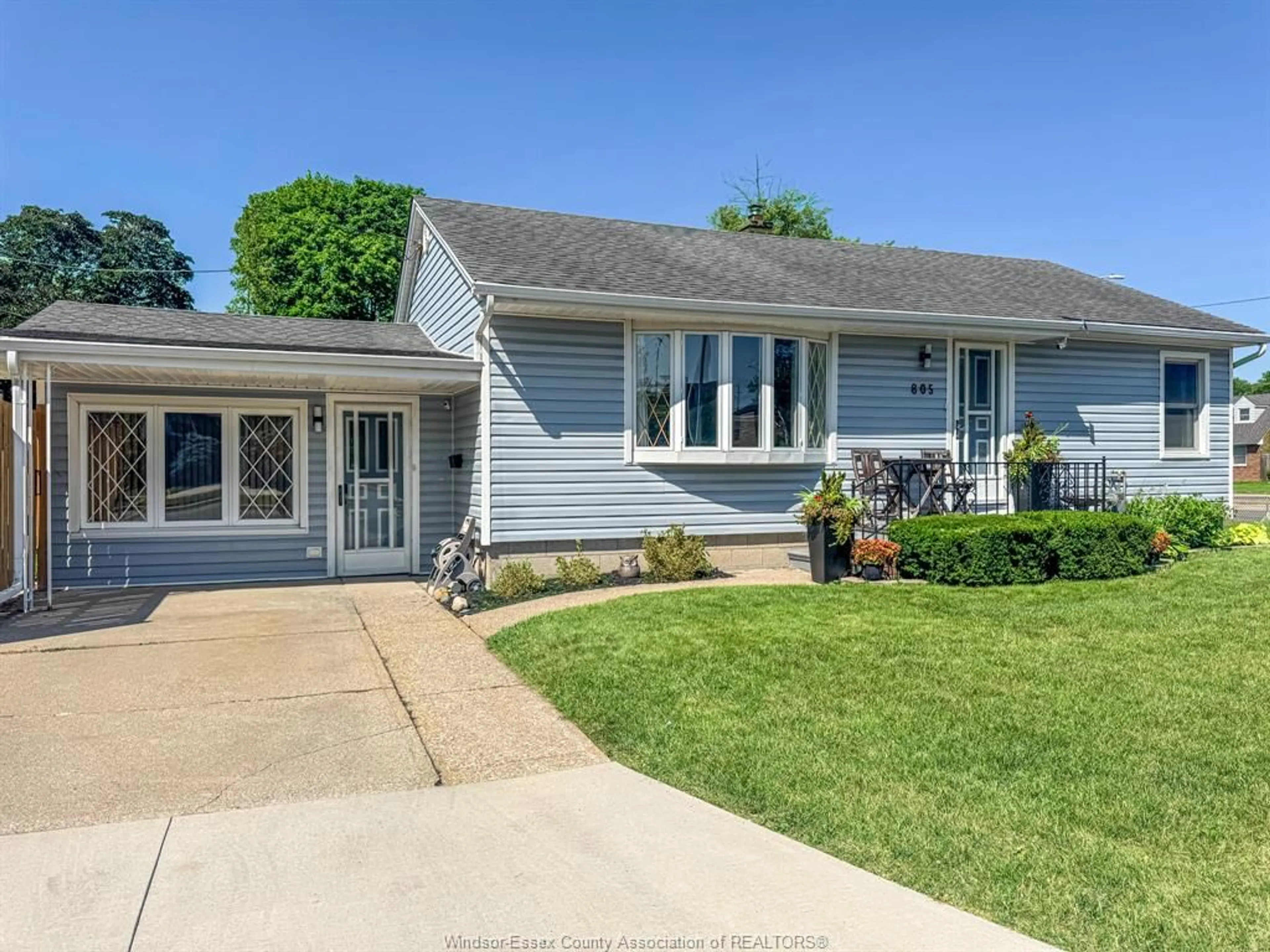 Home with vinyl exterior material, street for 805 MATTHEW BRADY, Windsor Ontario N8S 3J7
