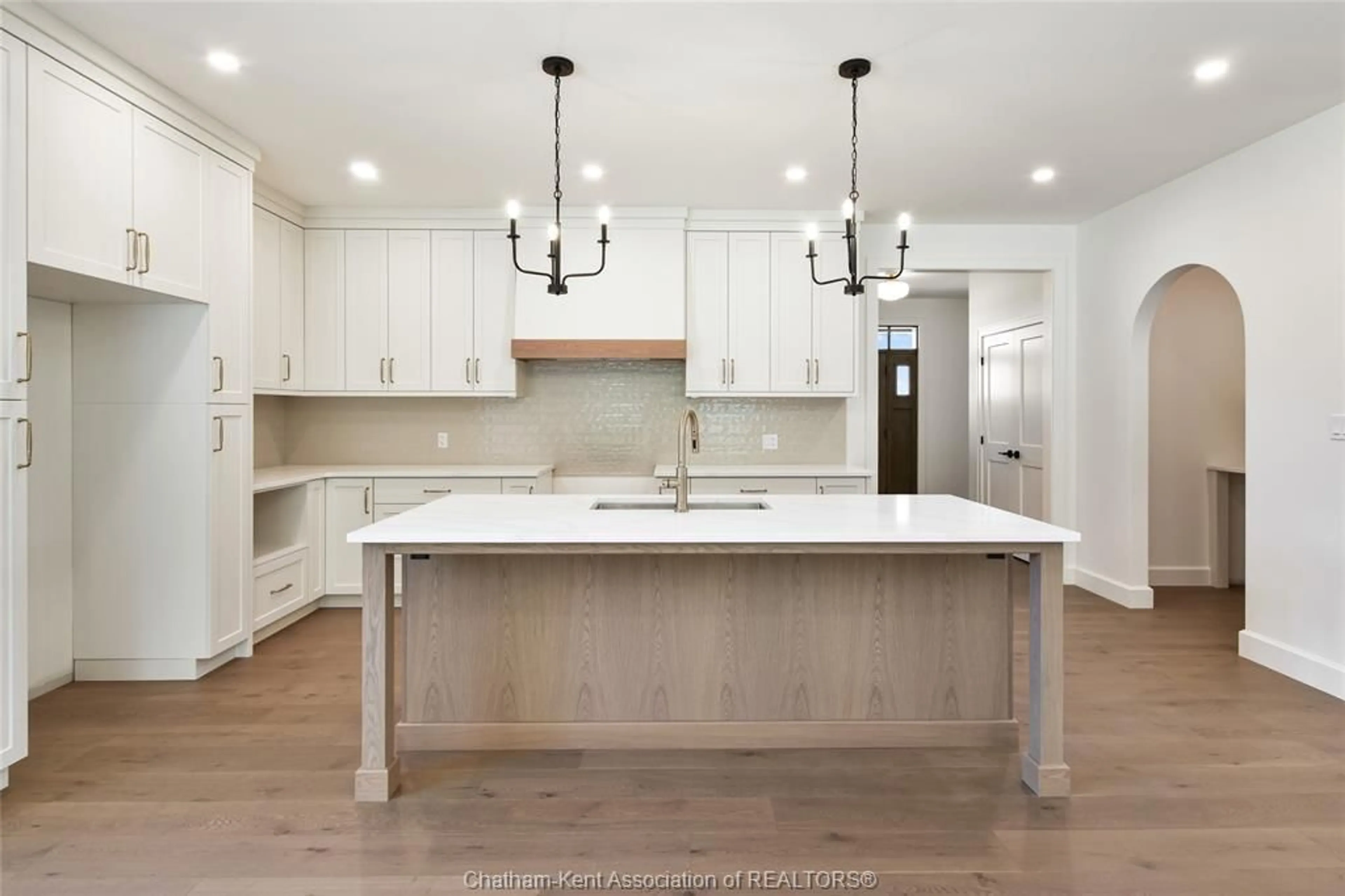Open concept kitchen, wood/laminate floor for 67 Rosewood Cres, Chatham Ontario N7M 0P4