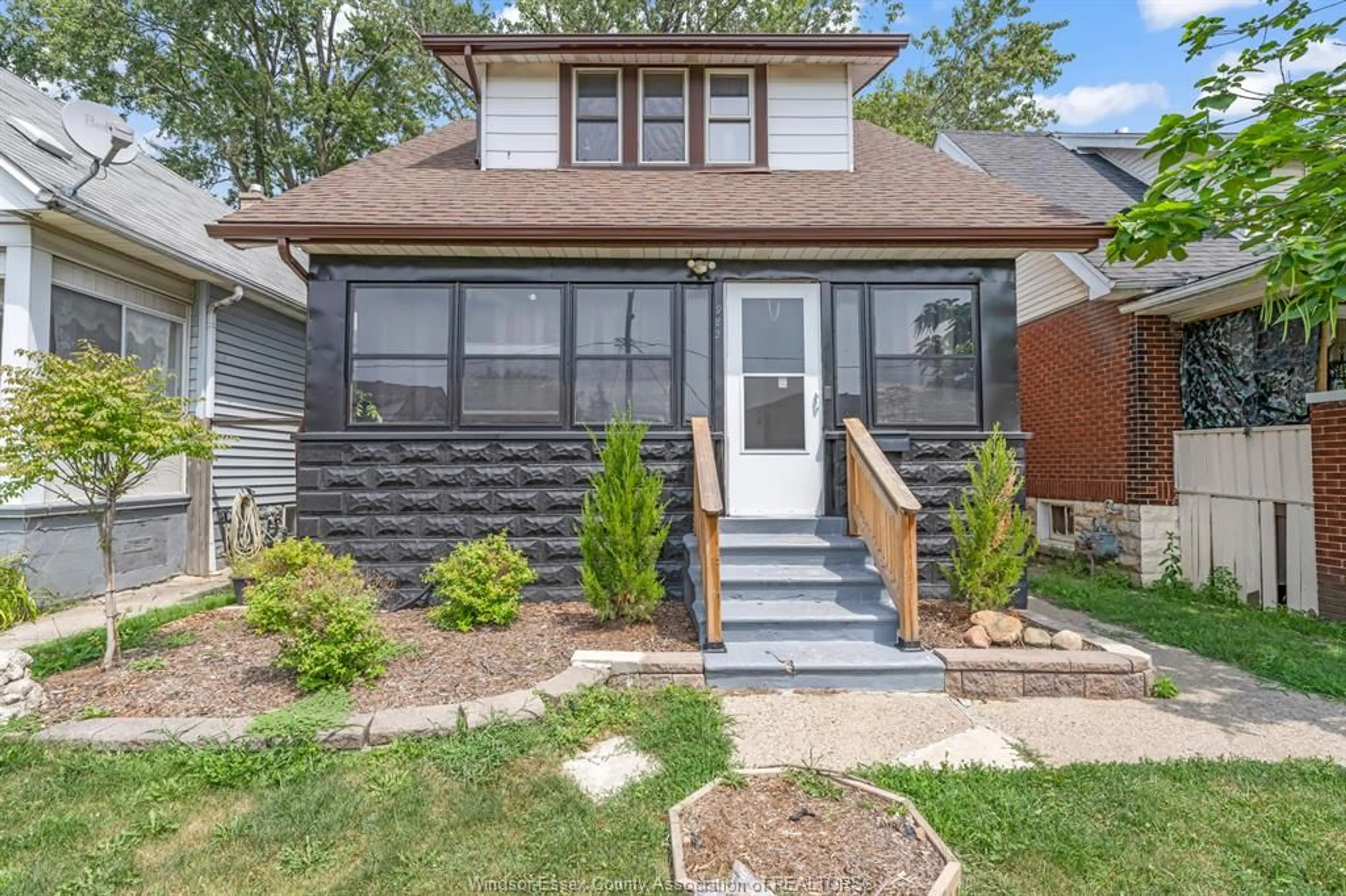 Home with vinyl exterior material, street for 982 ELM Ave, Windsor Ontario N9A 5H5