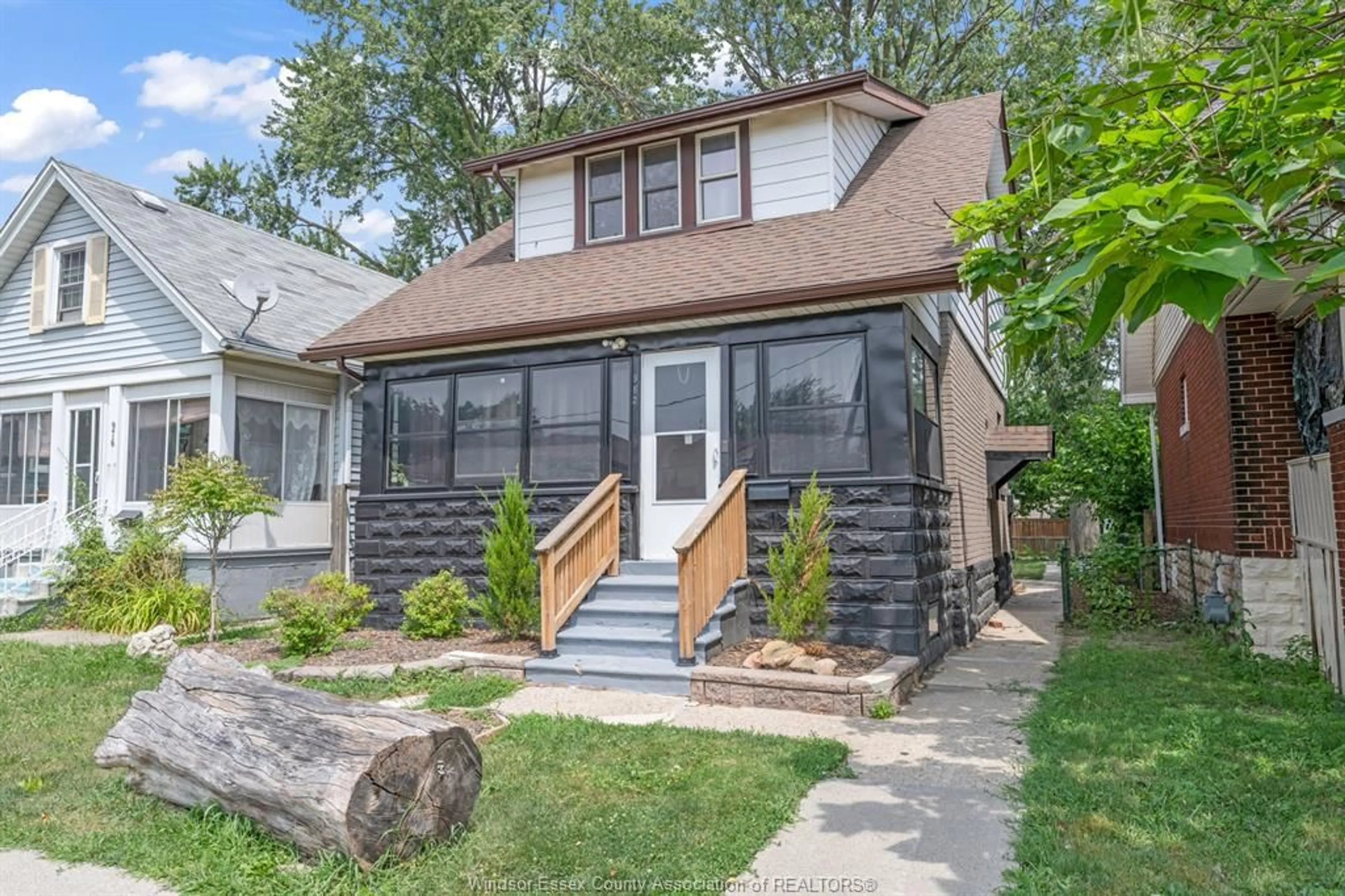 Home with vinyl exterior material, street for 982 ELM Ave, Windsor Ontario N9A 5H5