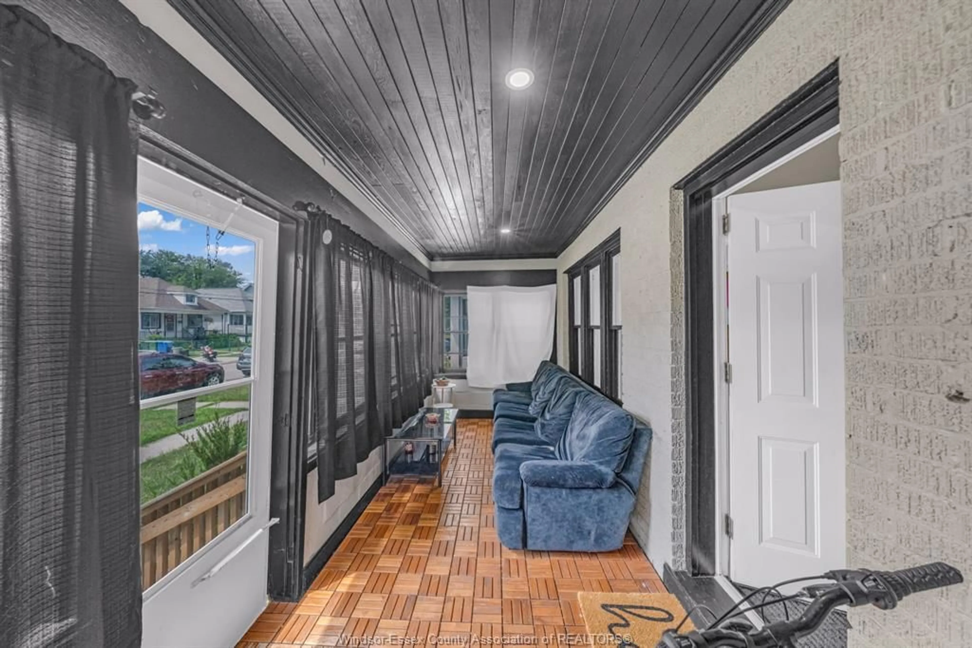 Patio, street for 982 ELM Ave, Windsor Ontario N9A 5H5
