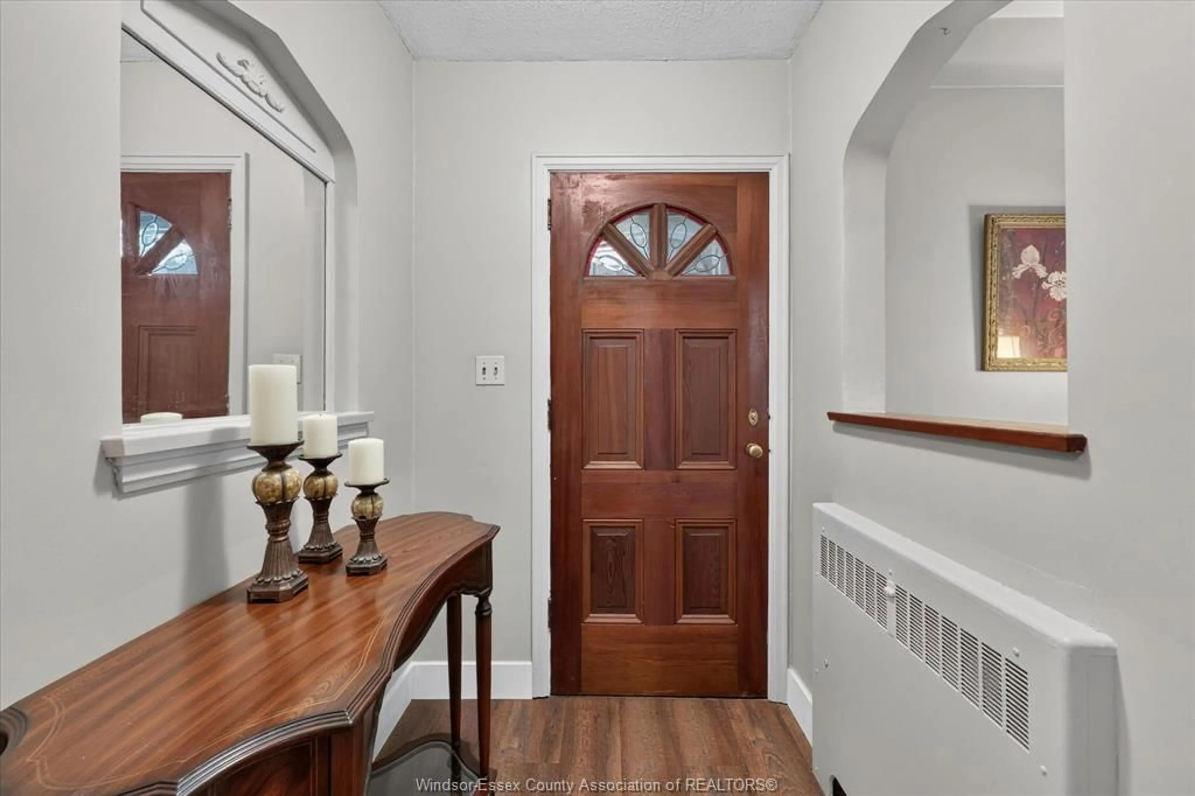 Indoor entryway for 3325 CHURCH St, Windsor Ontario N9E 1V3