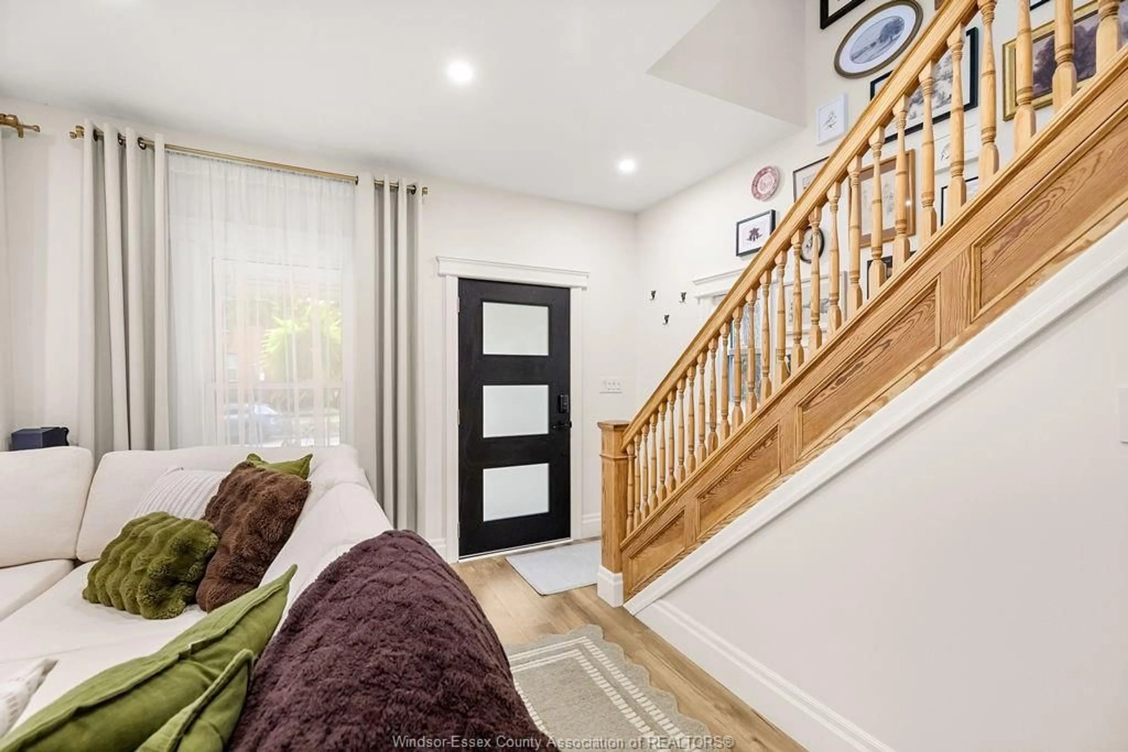 Indoor entryway for 797 MONMOUTH Rd, Windsor Ontario N8Y 3L3