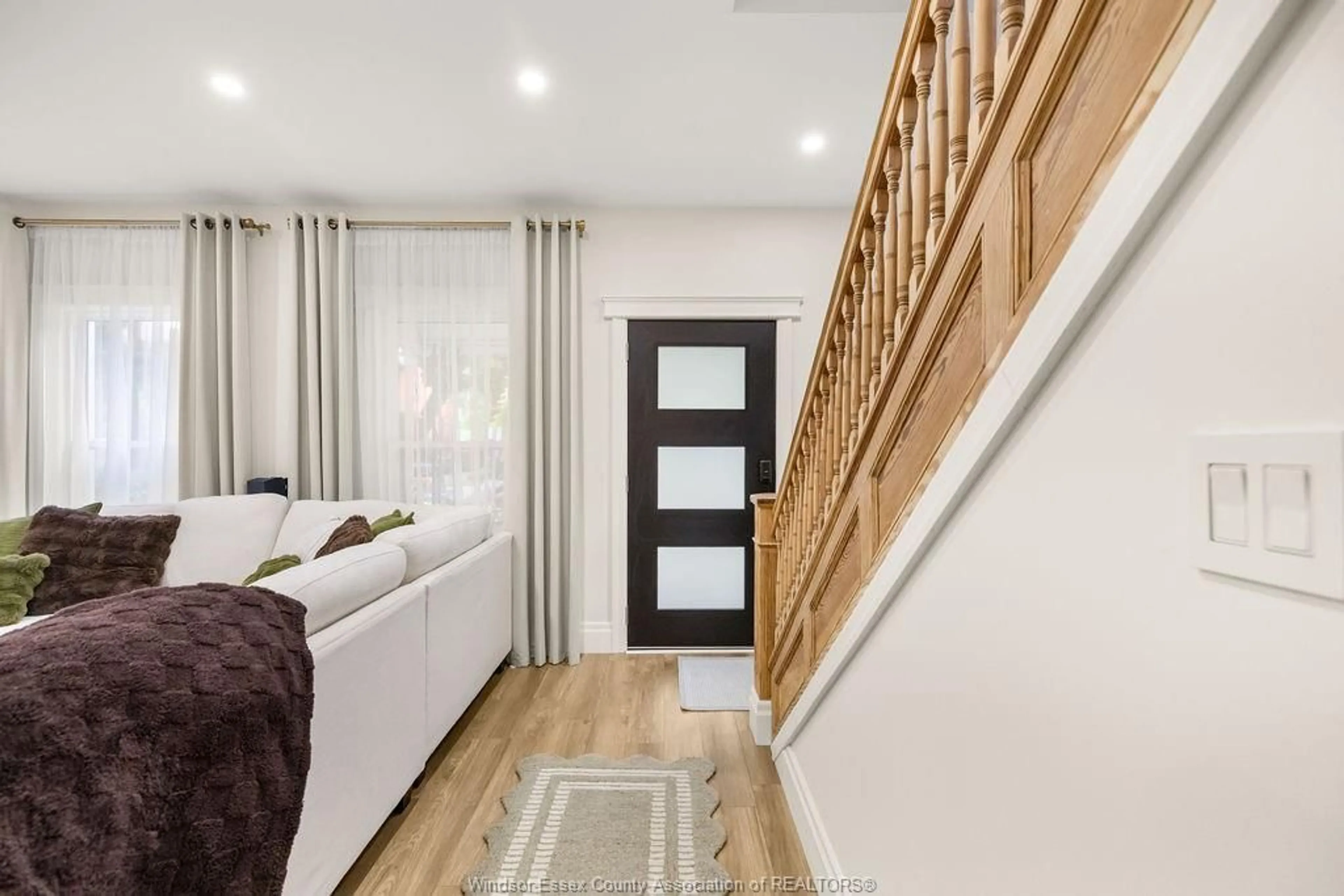 Indoor entryway for 797 MONMOUTH Rd, Windsor Ontario N8Y 3L3